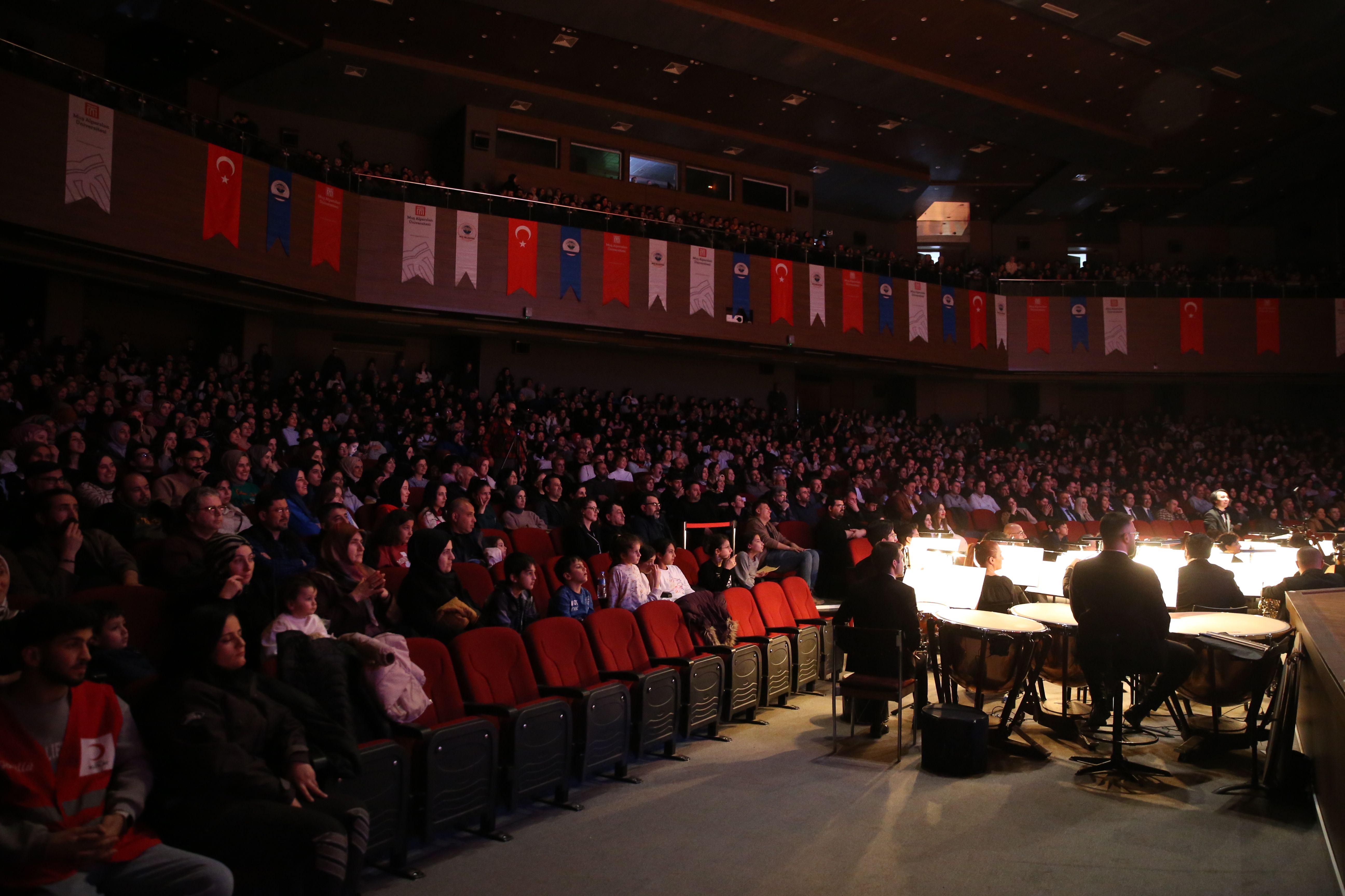 Muş'ta Azerbaycan operasına büyük ilgi!  Muş'ta Azerbaycan operasına büyük ilgi!