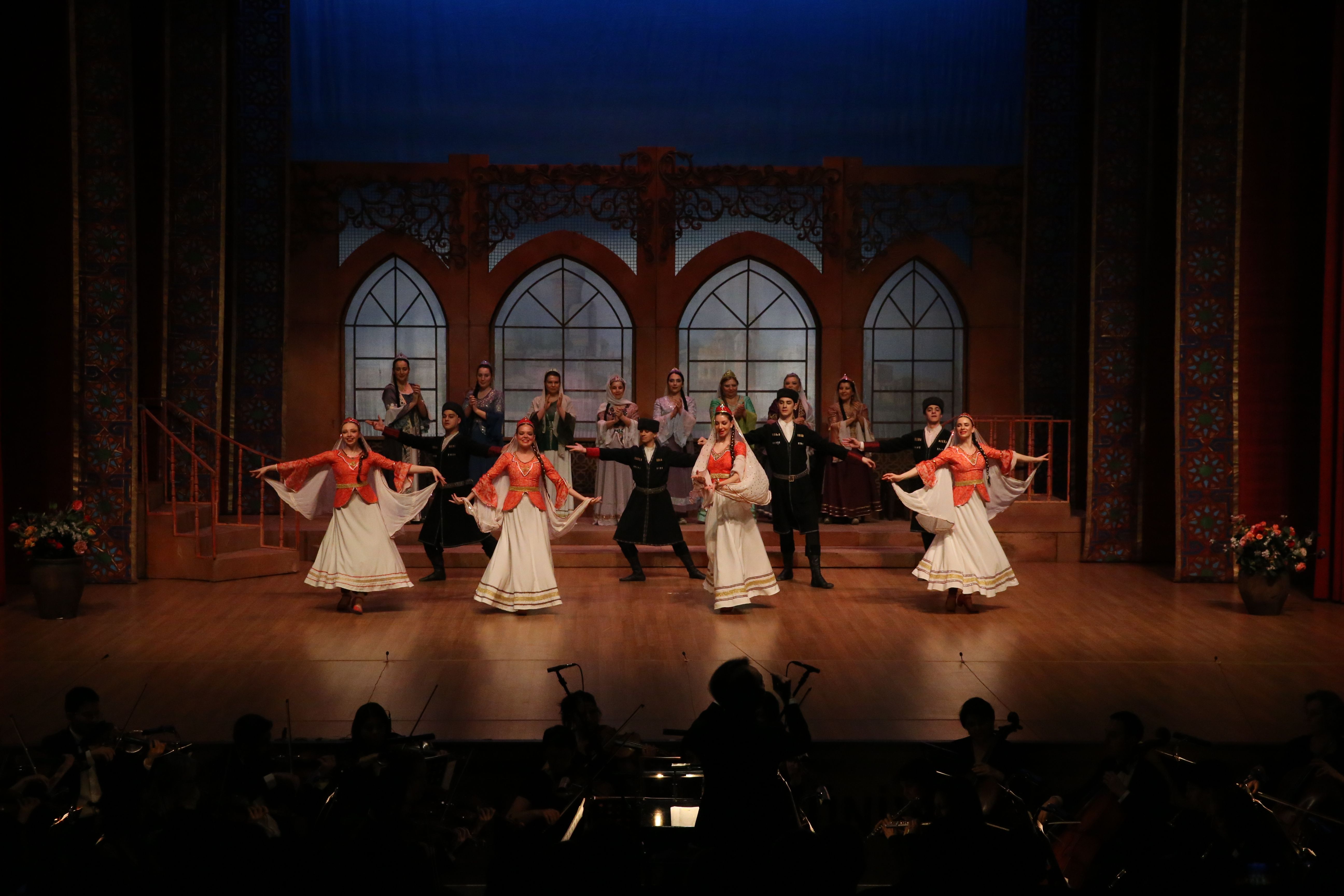 Muş'ta Azerbaycan operasına büyük ilgi!  Muş'ta Azerbaycan operasına büyük ilgi!