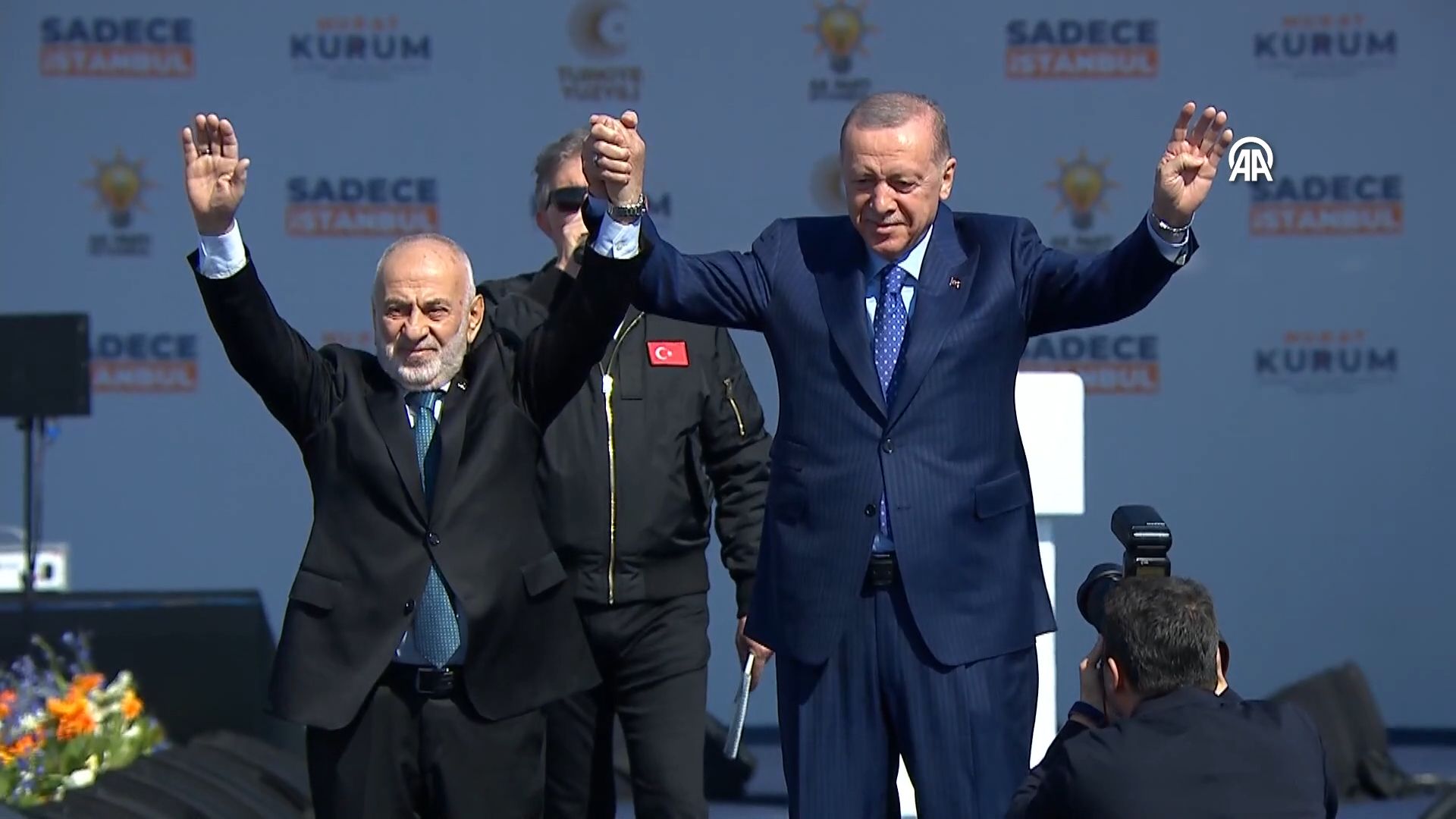 Yeniden Refah'tan istifa etmişti: AK Parti'ye geçen Suat Pamukçu'nun rozetini Erdoğan taktı Yeniden Refah'tan istifa etmişti: AK Parti'ye geçen Suat Pamukçu'nun rozetini Erdoğan taktı - 1. Resim
