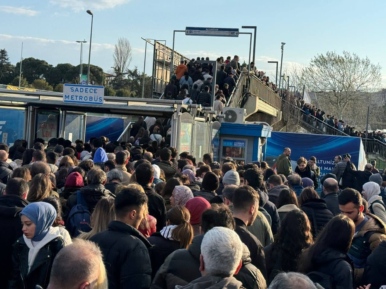 Altunizade'de yoğunluk! Metrobüs arızası, seferleri aksattı - 1. Resim