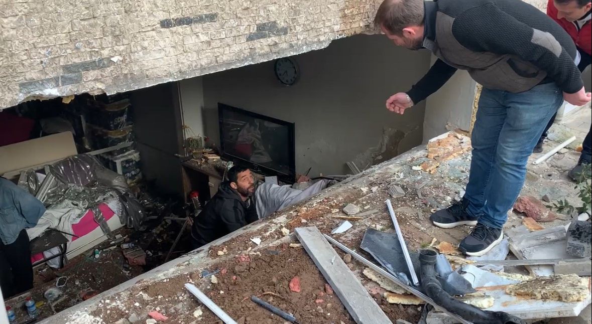 Fren yerine gaza basan sürücü, bir kadına çarpıp eve daldı - 1. Resim