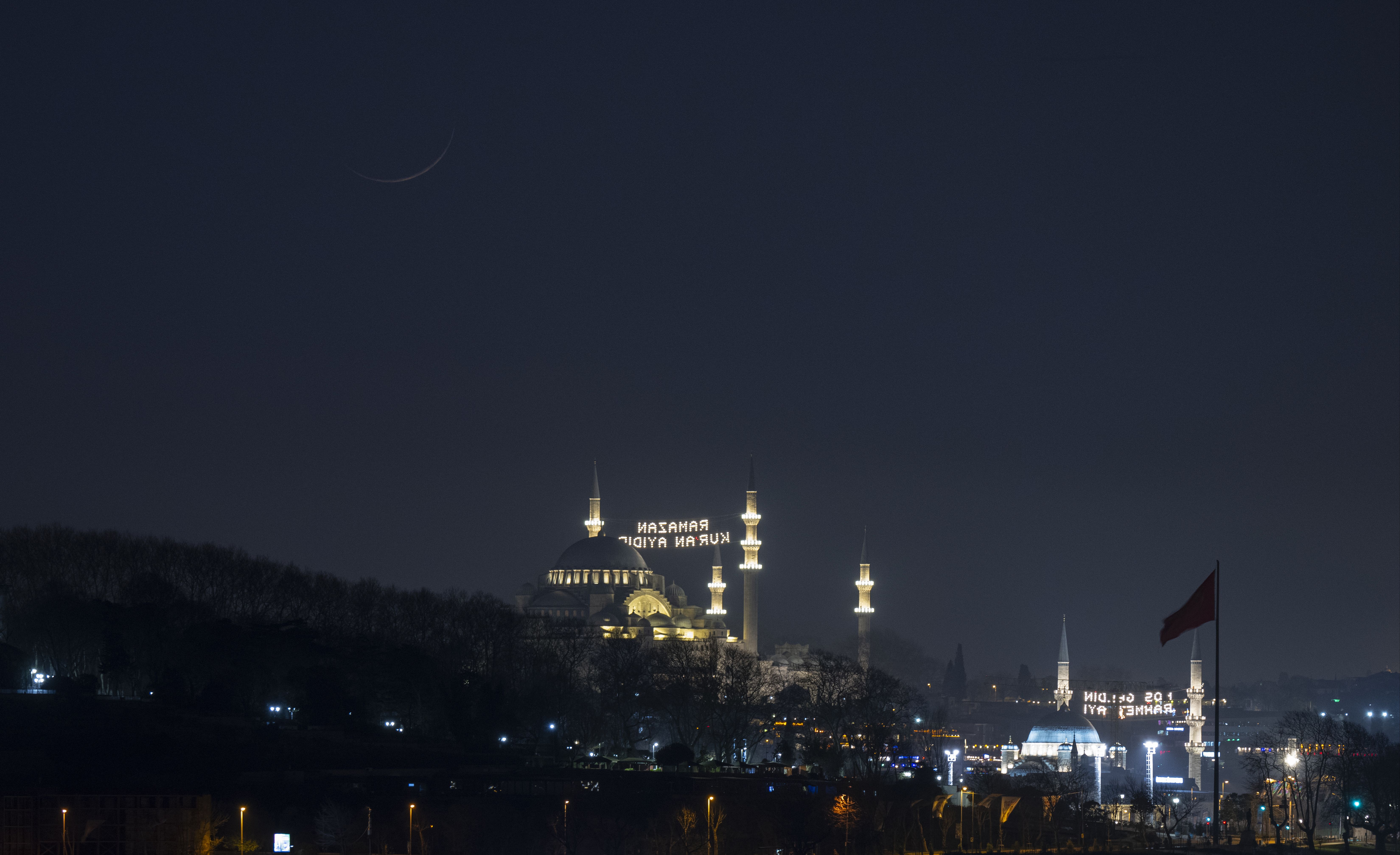 Gökyüzü nurlandı! Ramazan dolunayı ondördüncü gününde böyle görüntülendi - 1. Resim