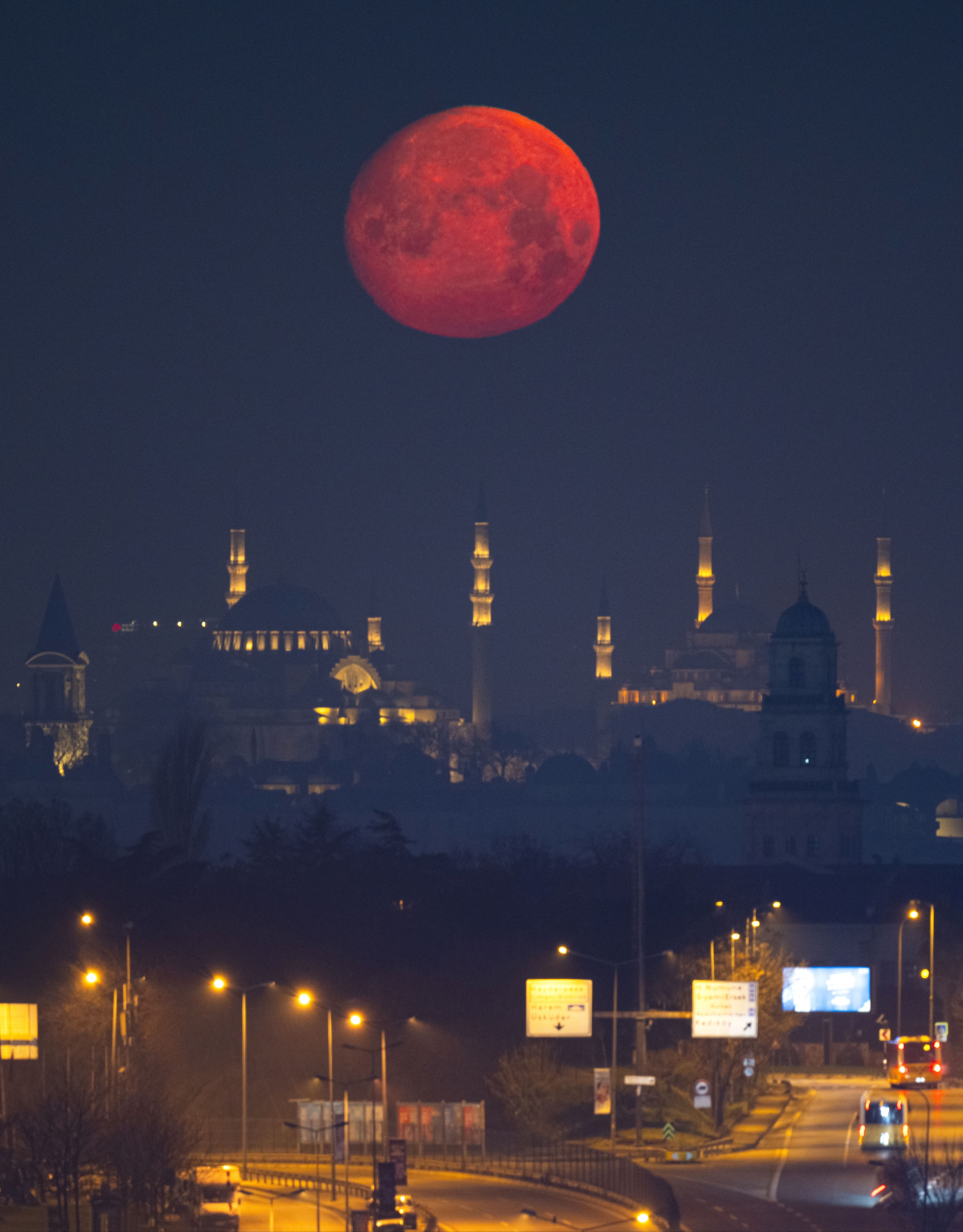 Gökyüzü nurlandı! Ramazan dolunayı ondördüncü gününde böyle görüntülendi - 3. Resim