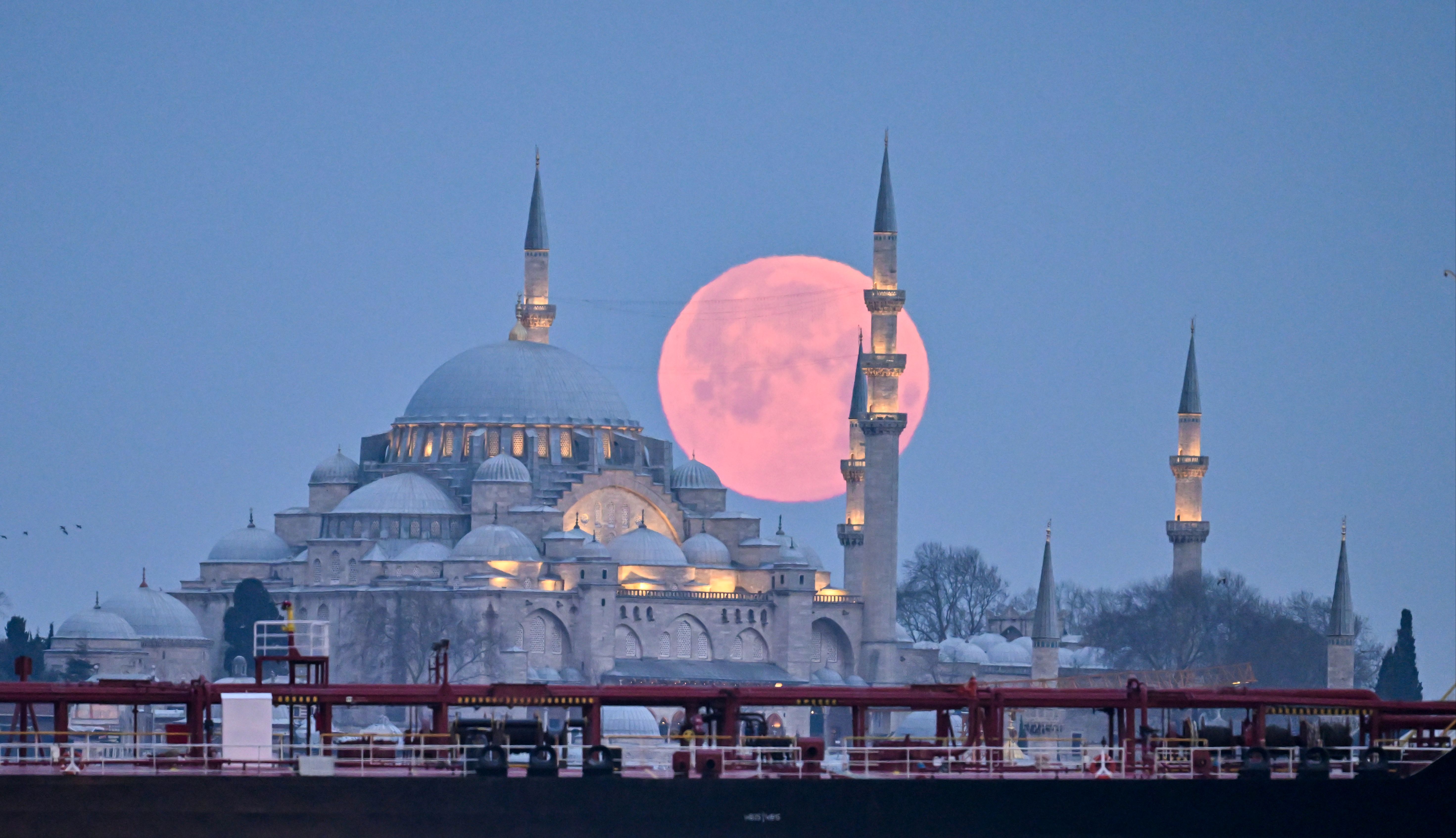 Gökyüzü nurlandı! Ramazan dolunayı ondördüncü gününde böyle görüntülendi - 4. Resim
