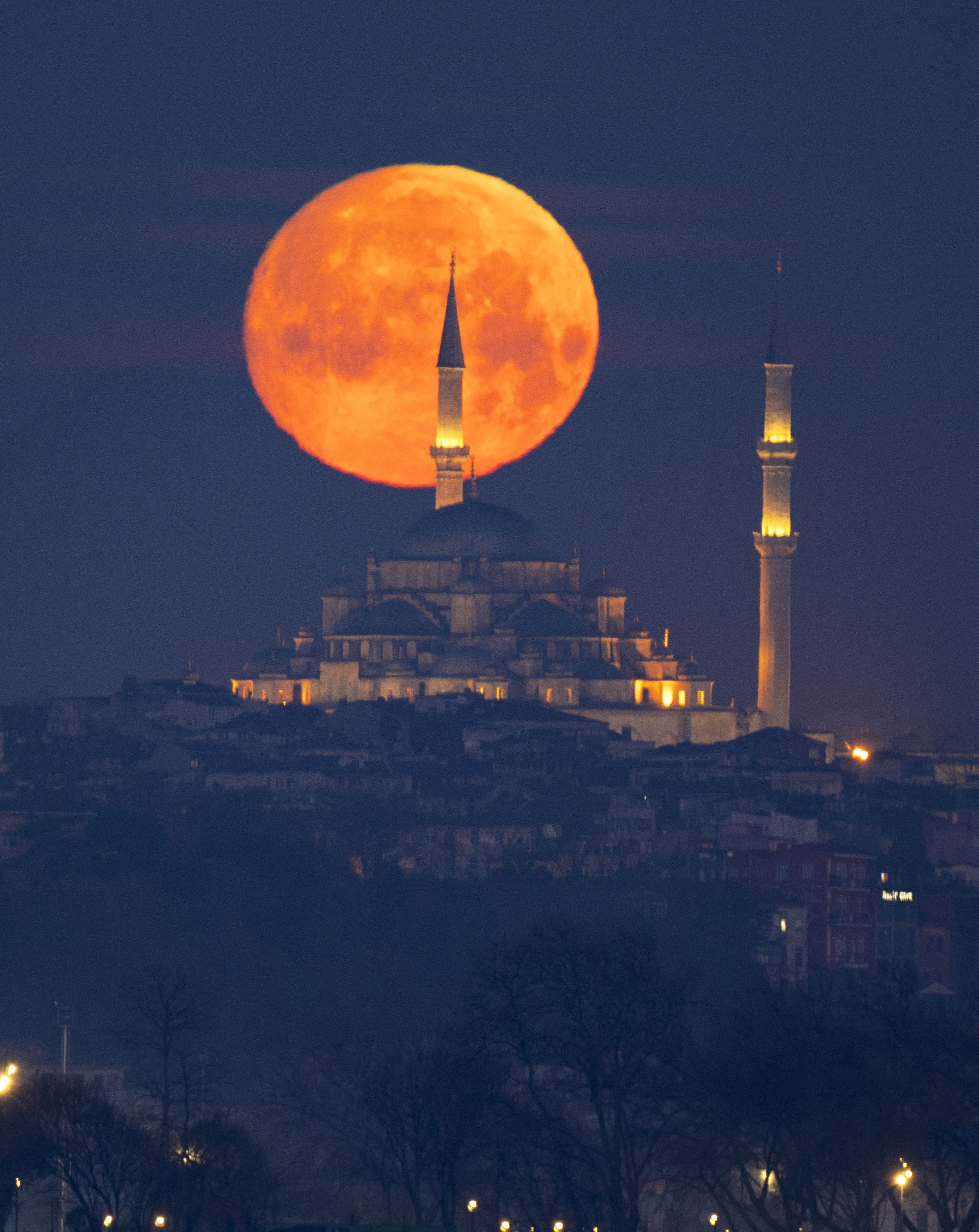 Gökyüzü nurlandı! Ramazan dolunayı ondördüncü gününde böyle görüntülendi - 7. Resim