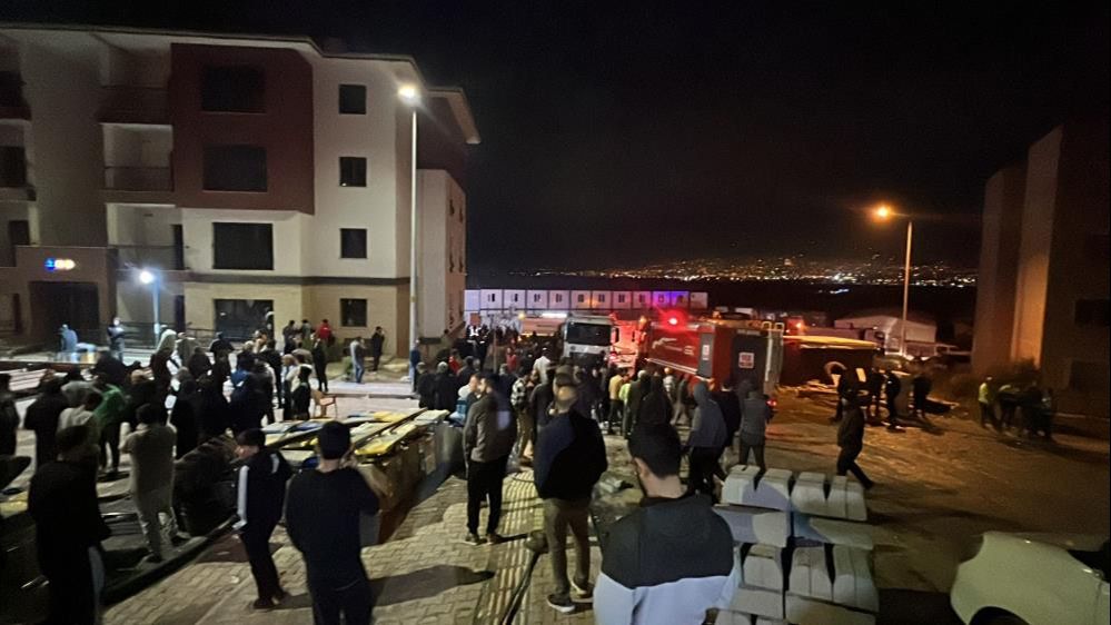 Kahramanmaraş’ta 400 işçinin kaldığı konteynerde yangın Kahramanmaraş’ta 400 işçinin kaldığı konteynerde yangın - 1. Resim