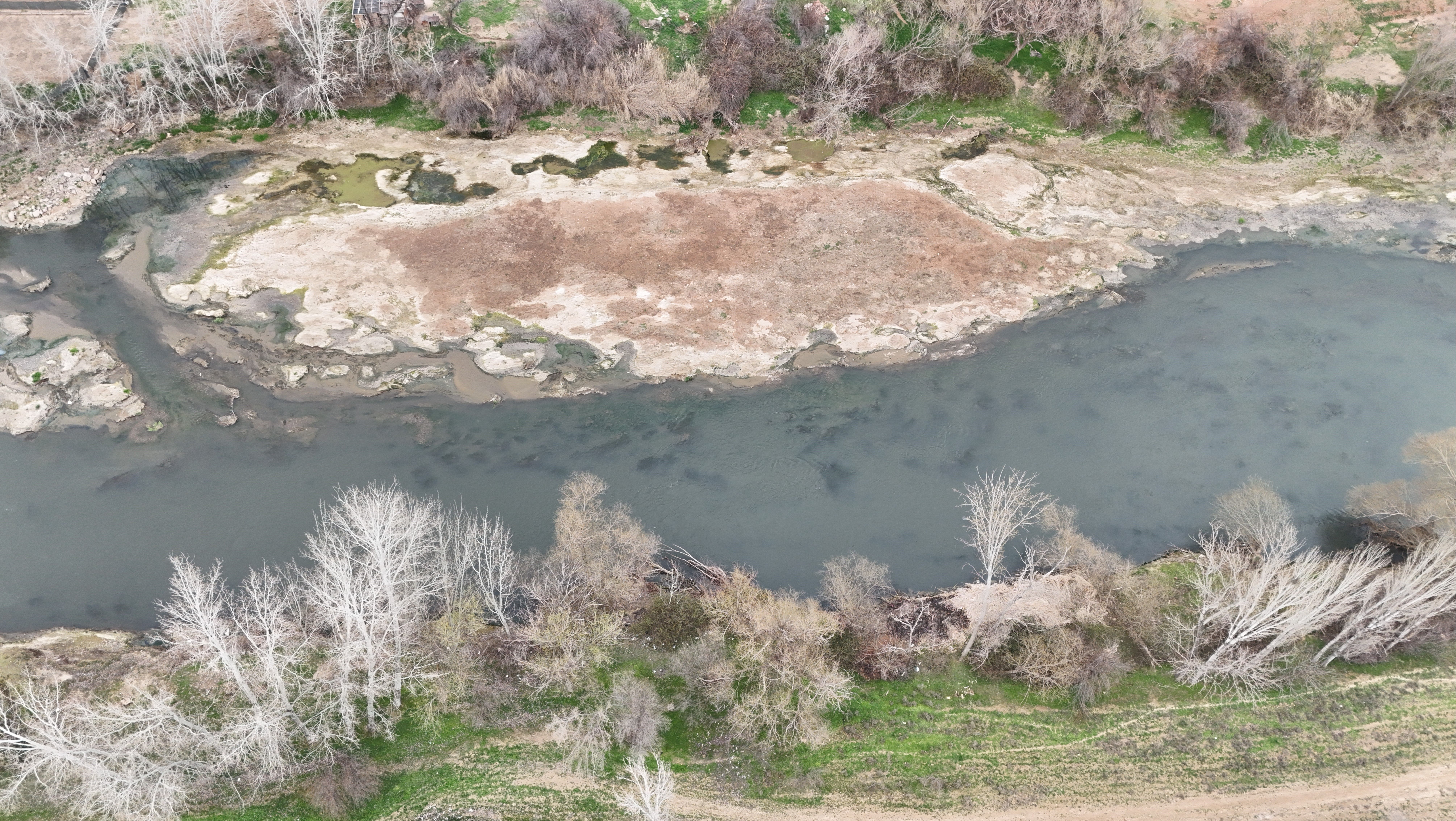 Kızılırmak'ta korkutan manzara! Sular onlarca metre çekildi - 2. Resim