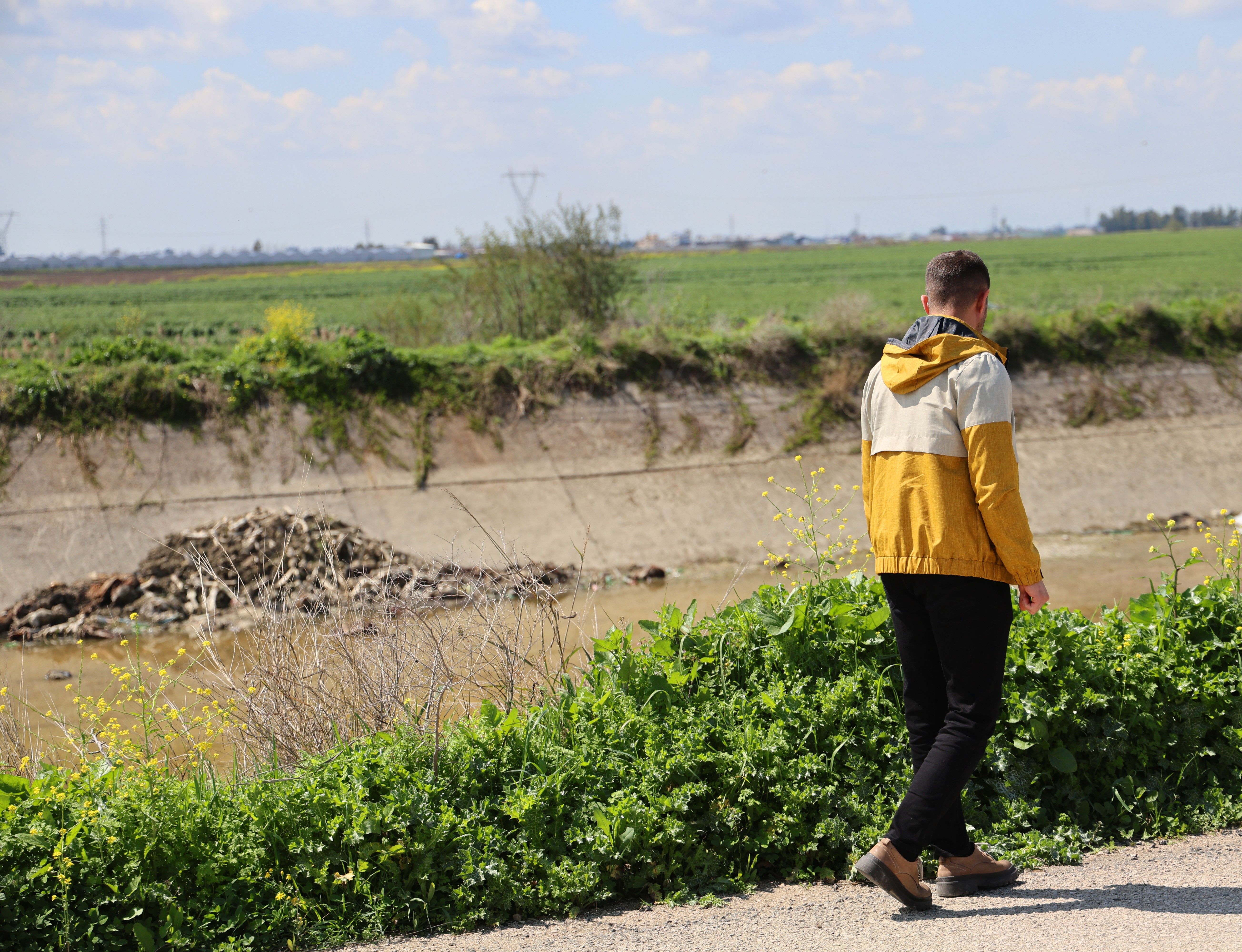 Mahallelinin kötü kokuyu fark etmesiyle ortaya çıktı! Sulama kanalında korkunç görüntü Mahallelinin kötü kokuyu fark etmesiyle ortaya çıktı! Sulama kanalında korkunç görüntü - 3. Resim