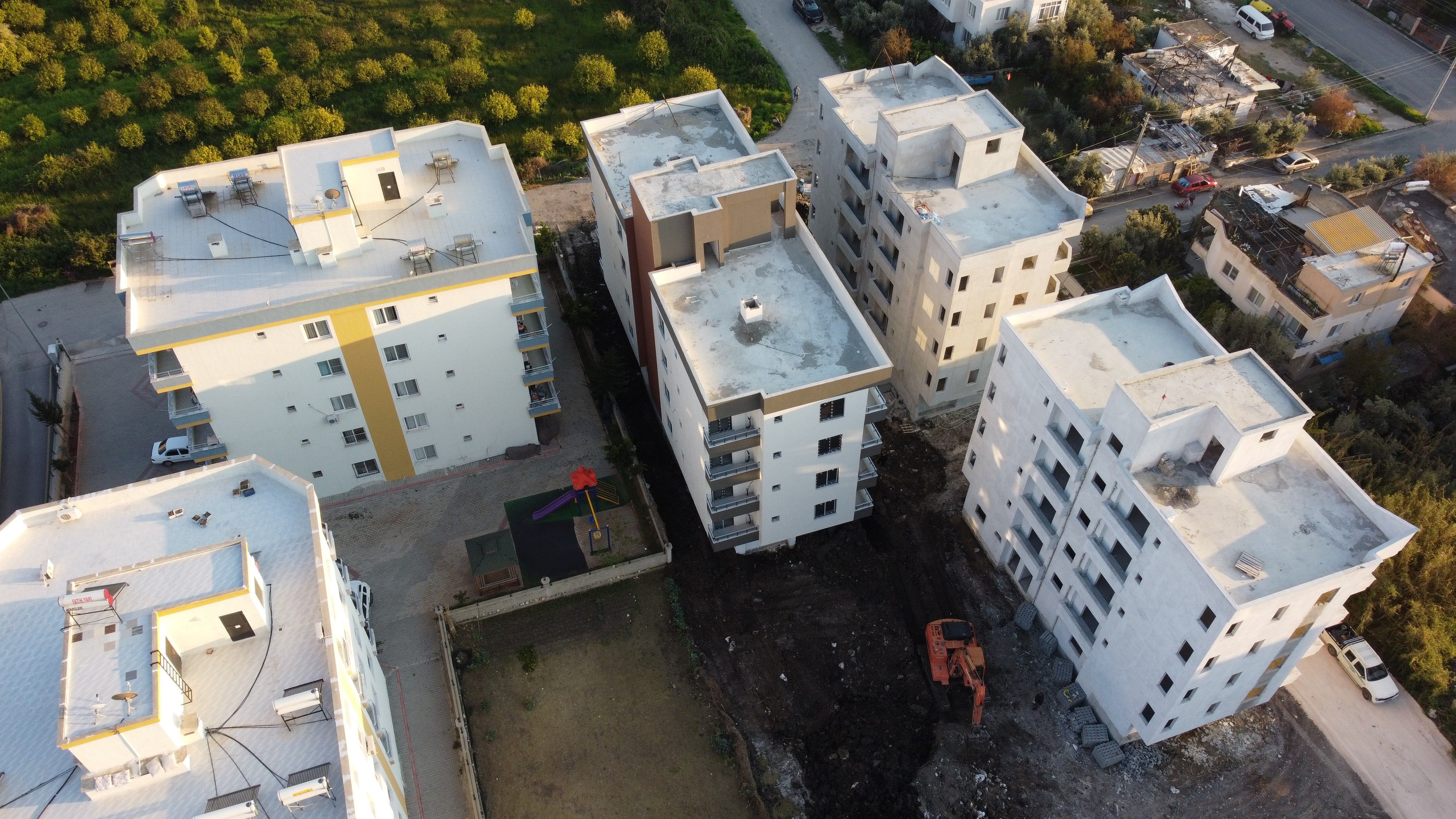 Sıvası kurumadan çökmeye başladı! Mersin'de 4 katlı yeni bina yan yattı - 3. Resim