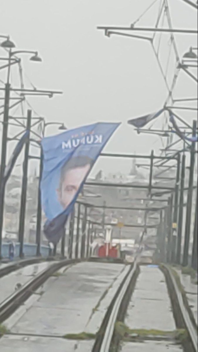 T1 Kabataş-Bağcılar Tramvay Hattı'nda seçim afişi dolandı seferlerde aksama yaşandı! İstasyonlar düzeldi mi ? T1 Kabataş-Bağcılar Tramvay Hattı'nda aksama yaşanıyor! İstasyonlar ne zaman düzelecek? - 1. Resim