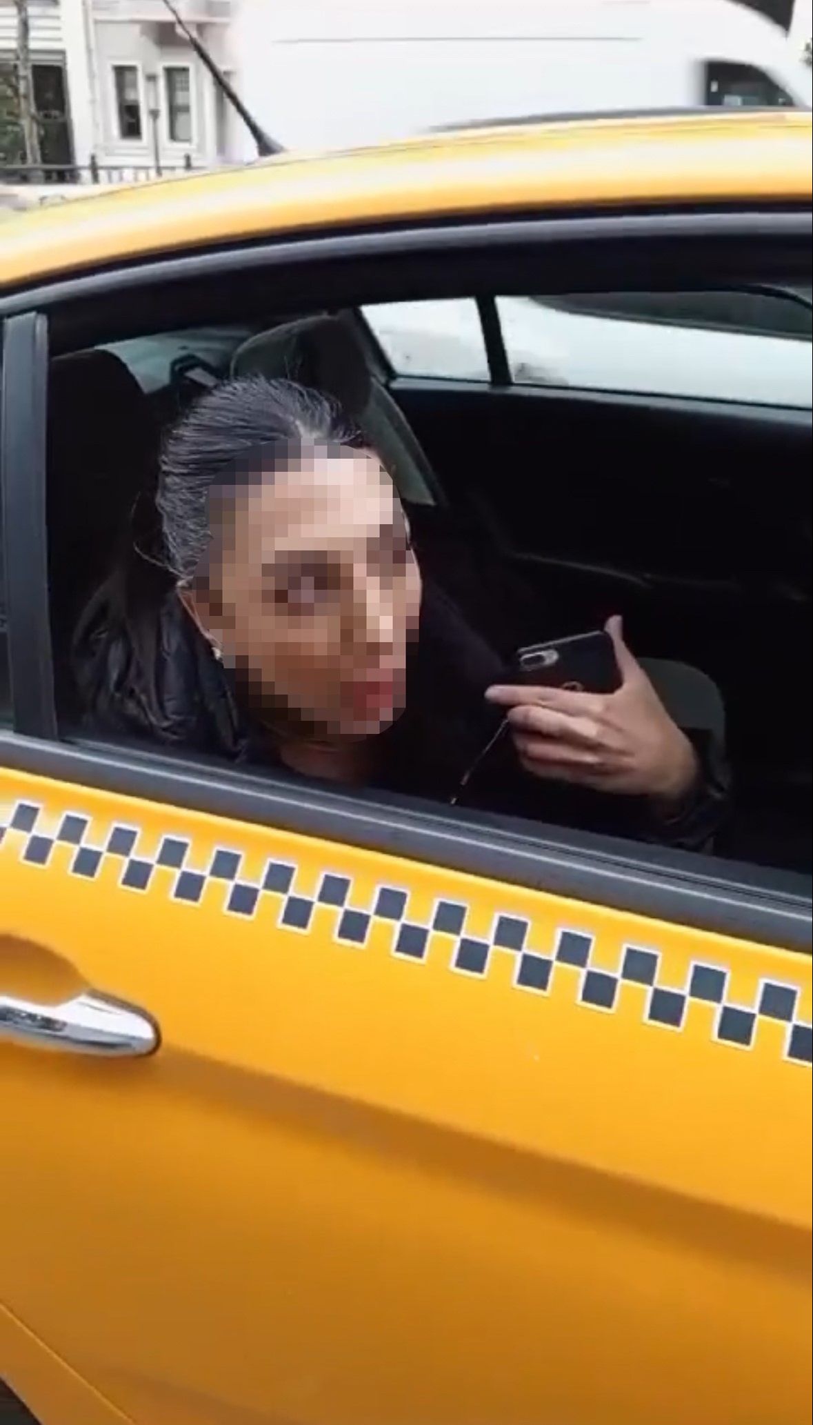 Taksiciyle yolcu arasında hız kavgası: 'Beni dövüyorlar' deyip bağırdı - 1. Resim