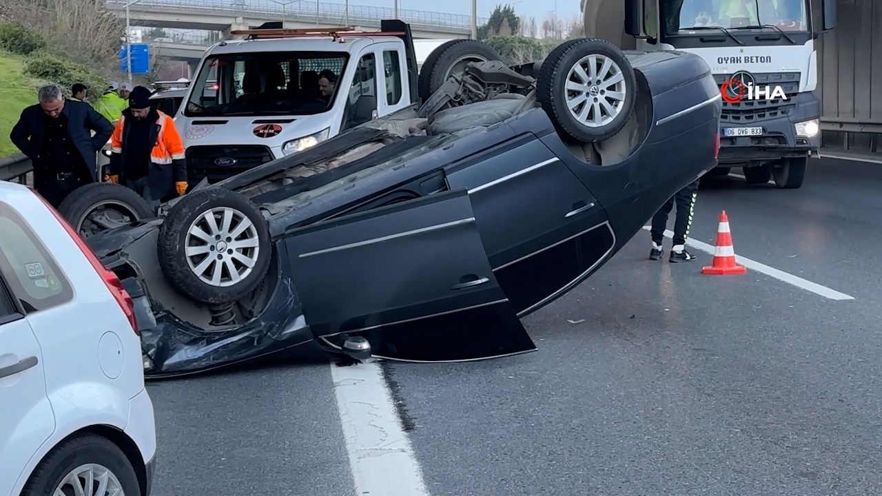 TEM'i kilitleyen kaza! İki araca çarpıp takla attı - 1. Resim