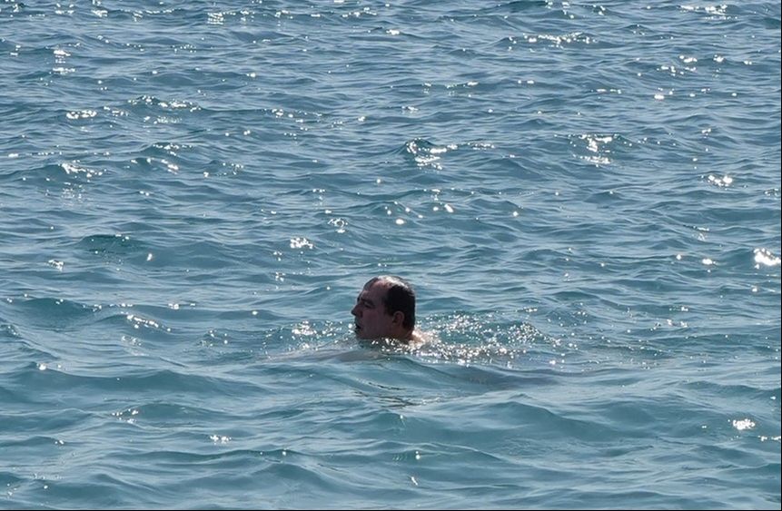 Antalya'da kar manzarasına karşı deniz keyfi! Yaz erken başladı - 2. Resim