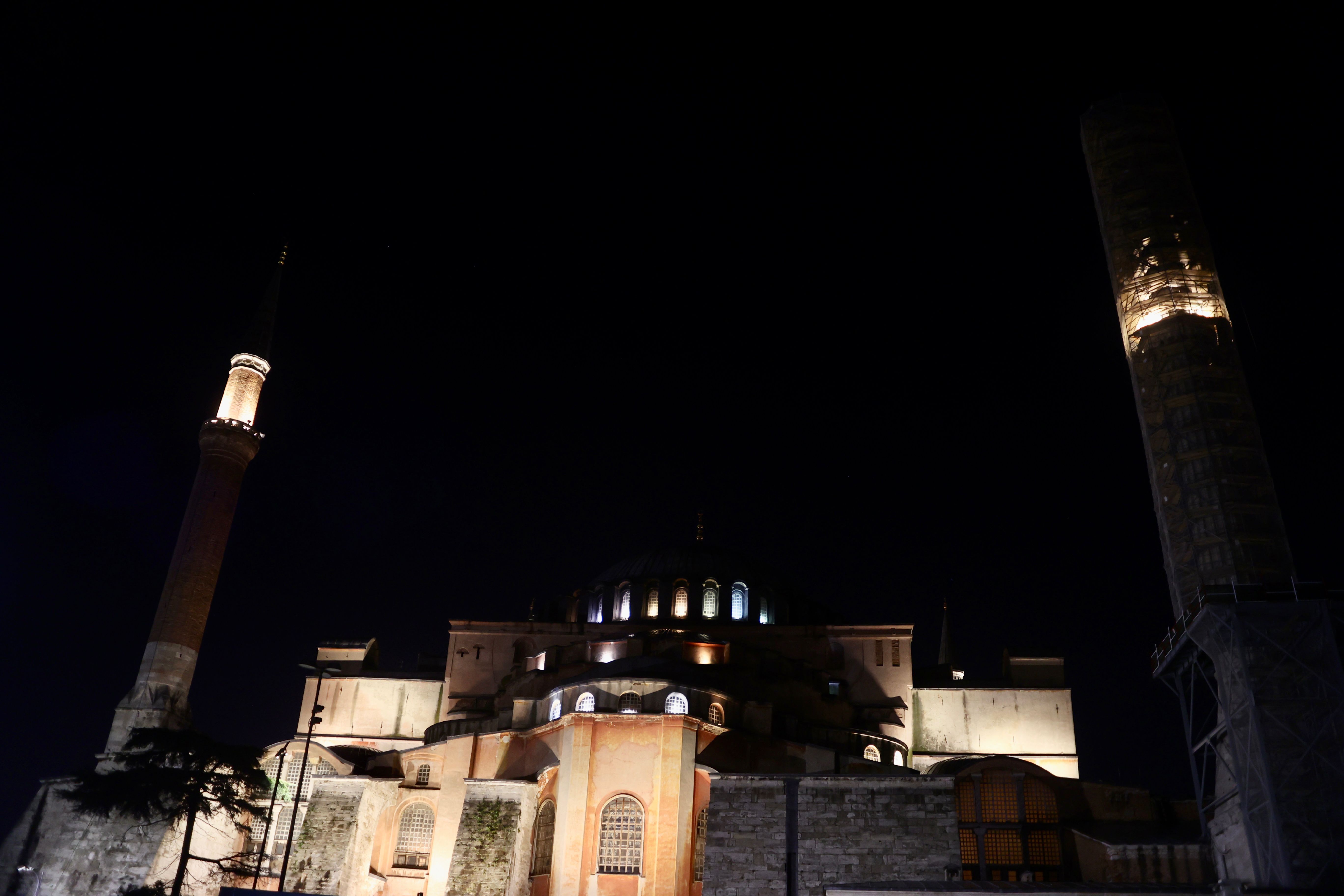 Ayasofya-i Kebir Cami-i Şerifi'nin​​​​​​​ bakım ve restorasyon çalışmaları kapsamında bir minaresi söküldü - 2. Resim