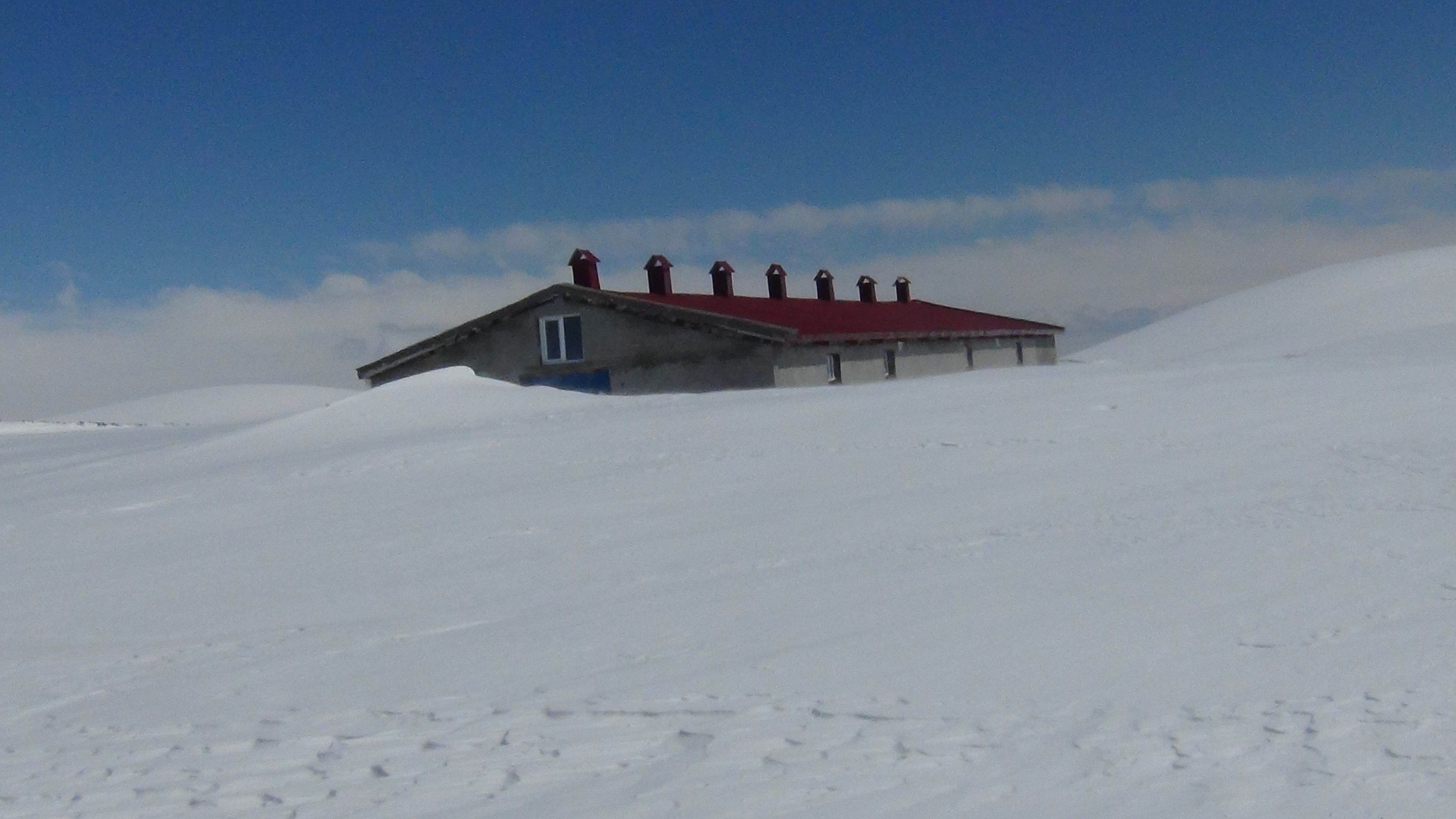 Baharı beklerken kara kışa geri döndüler! 2 metreyi geçen karın altında kayboldular - 1. Resim