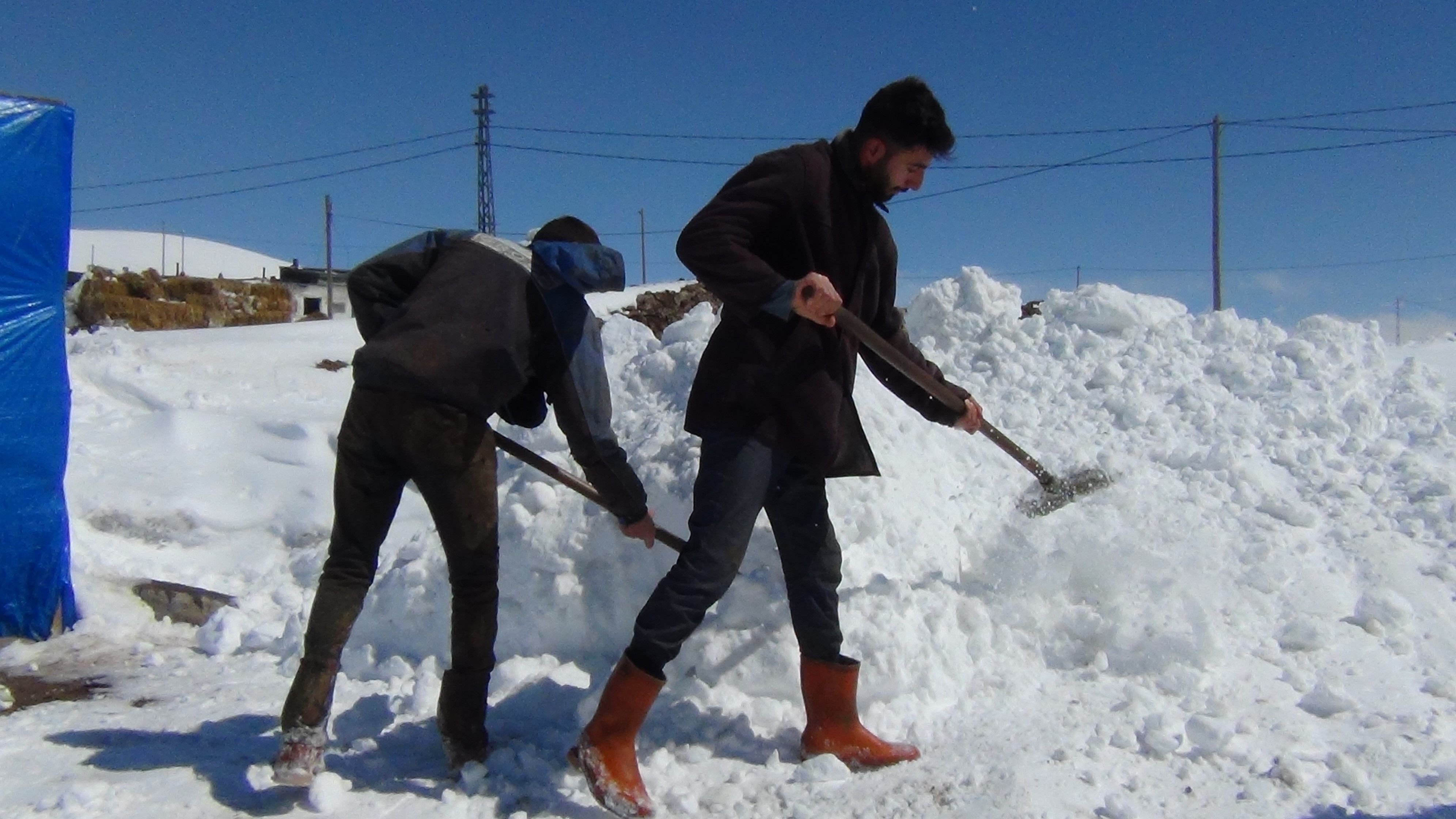 Baharı beklerken kara kışa geri döndüler! 2 metreyi geçen karın altında kayboldular - 3. Resim