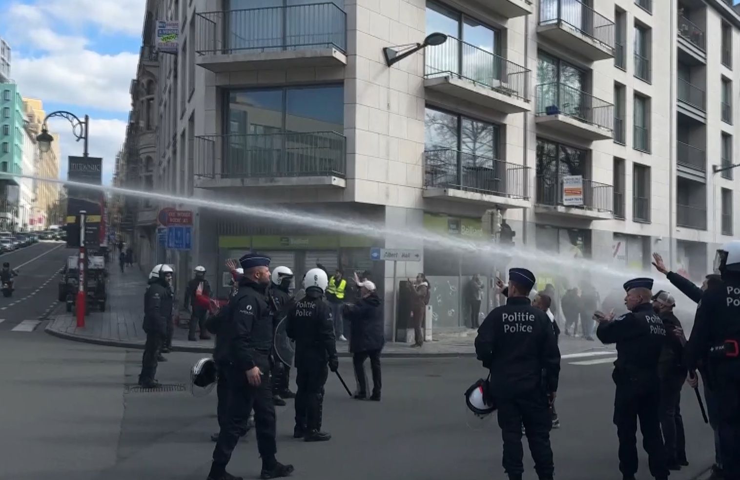 Belçika'da neler oluyor? PKK'lılar 3 gündür Türk mahallelerini basıp vatandaşlarımıza saldırıyor - 1. Resim