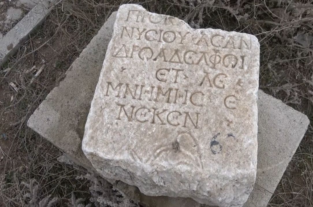 Bu gidişle arkeolog olacaklar! Önceden tarihi eserlerle duvar ören köylüler, şimdi topladıkları eserleri müze alanına yığıyor! - 2. Resim