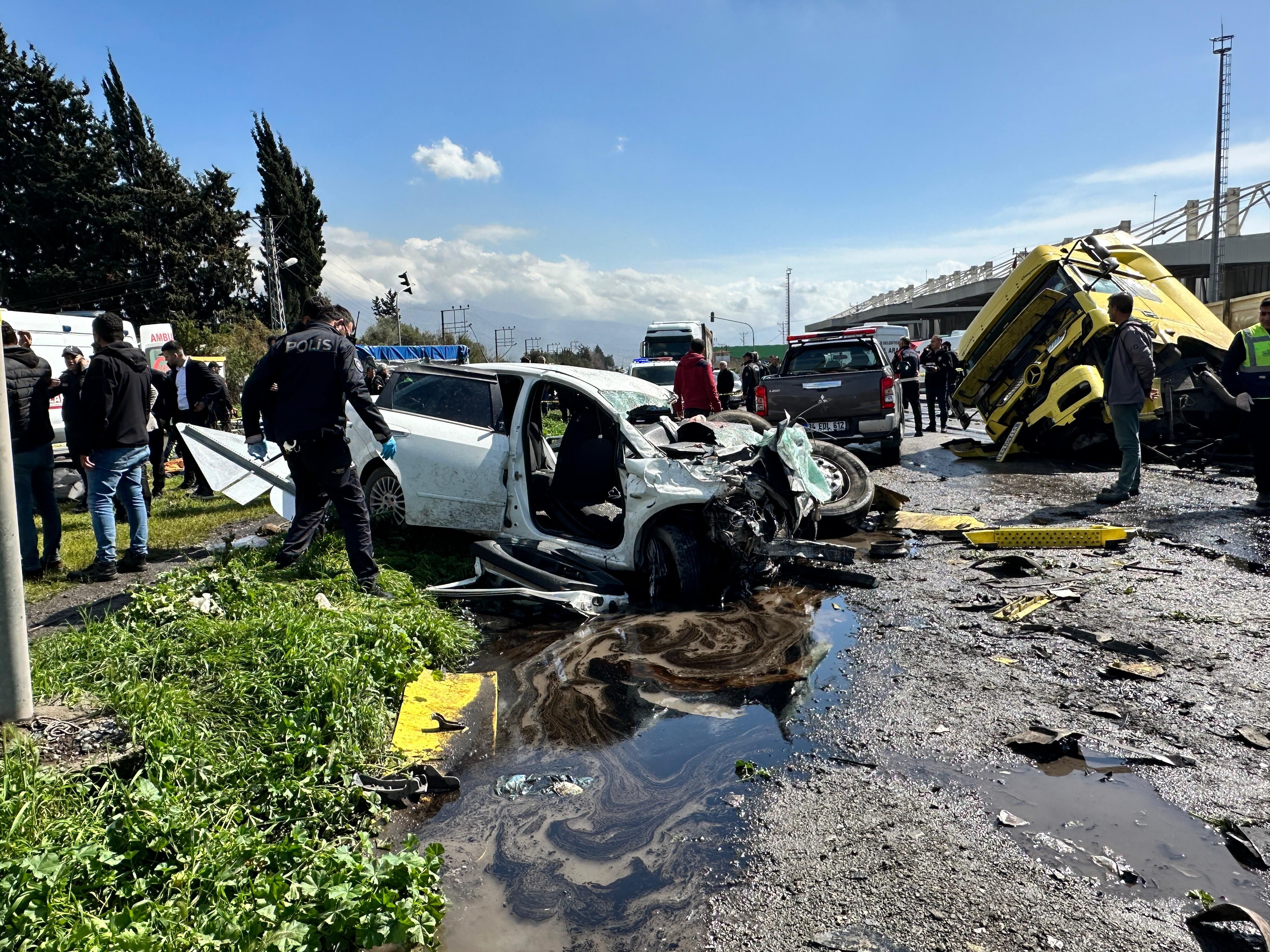 Hatay'da katliam gibi kaza! Tır, otomobili biçti: Ölü ve yaralılar var Hatay'da katliam gibi kaza! Tır, otomobili biçti: Ölü ve yaralılar var - 3. Resim