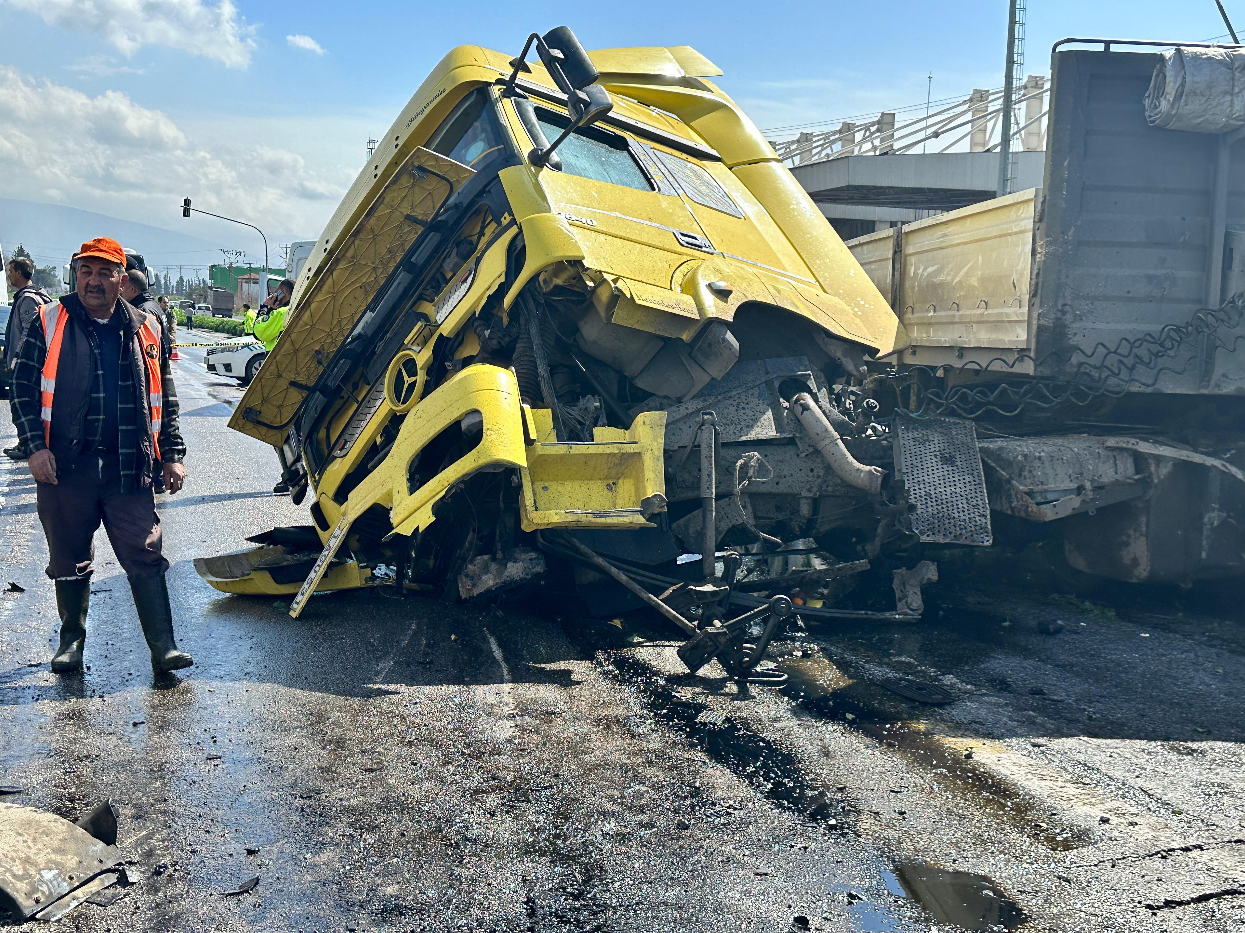 Hatay'da katliam gibi kaza! Tır, otomobili biçti: Ölü ve yaralılar var Hatay'da katliam gibi kaza! Tır, otomobili biçti: Ölü ve yaralılar var - 1. Resim