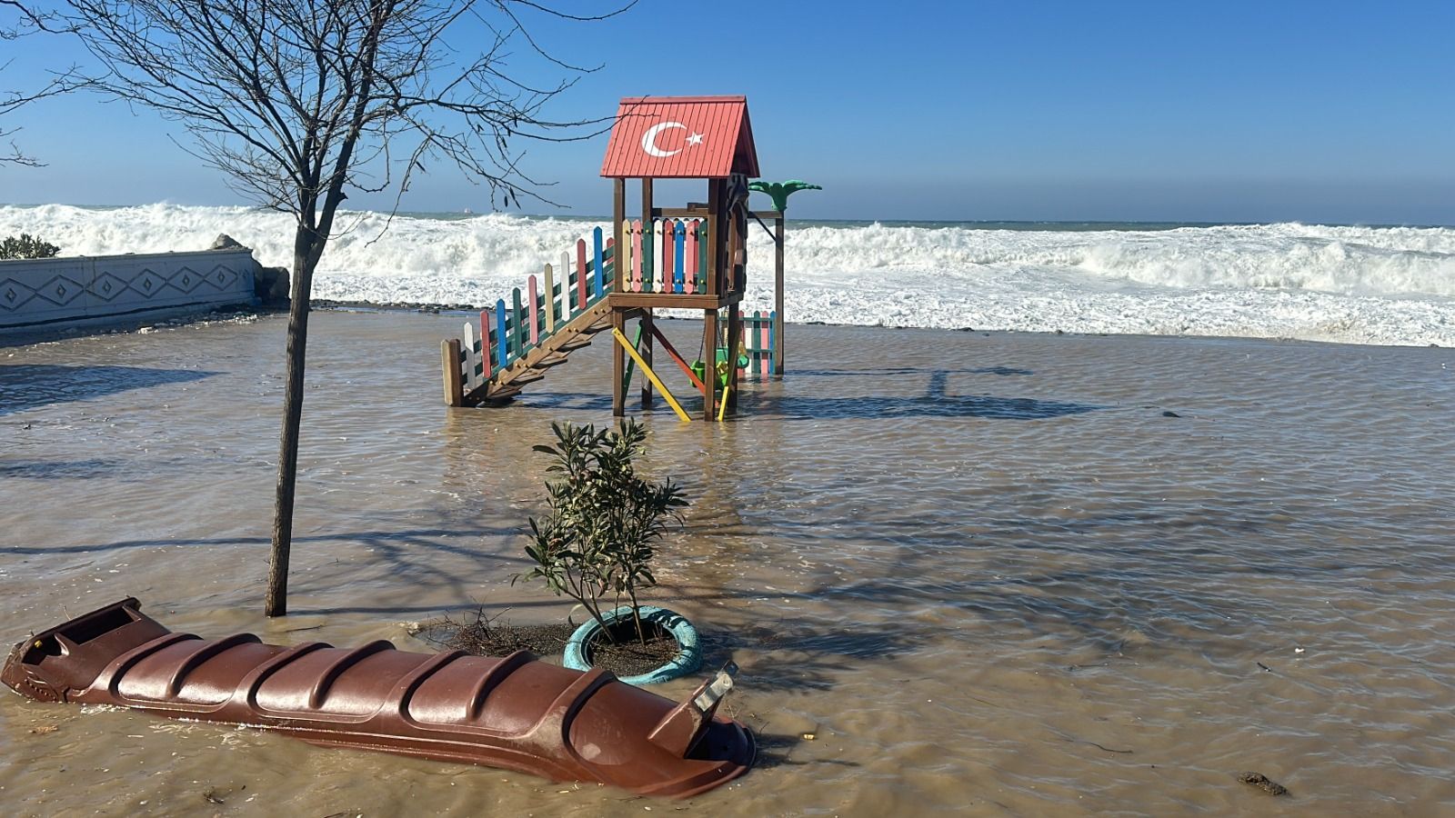 Karadeniz'de fırtına! Dev dalgalar sahil şeridini yuttu - 1. Resim