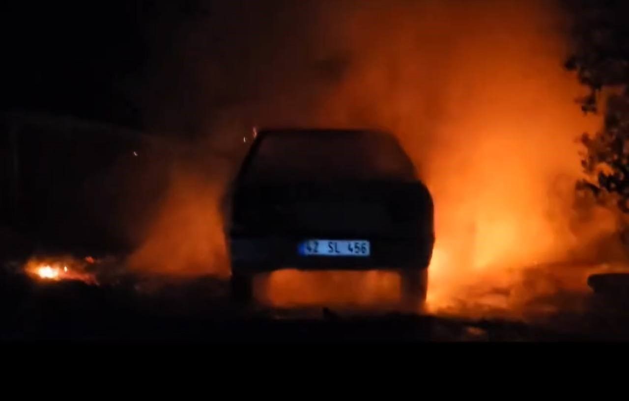 Kontağı çevirmesiyle alev topuna dönmesi bir oldu! Araçtan geriye hurda kaldı - 1. Resim