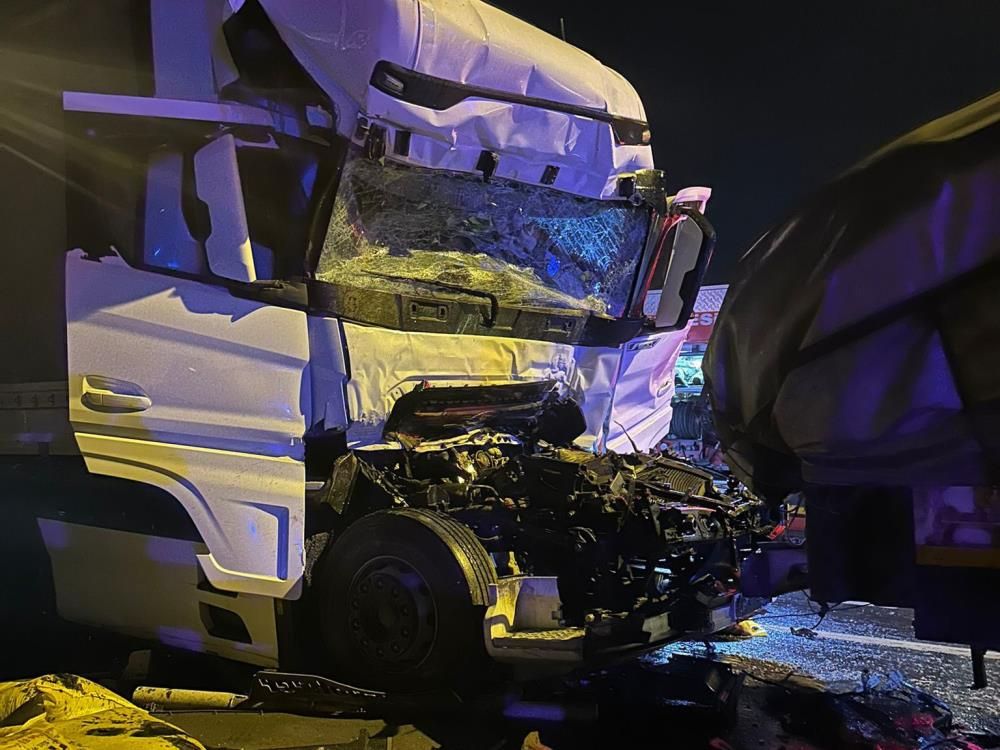 Konya'da gece yarısı feci kaza! 4 tır çarpıştı, ölü ve yaralılar var - 1. Resim