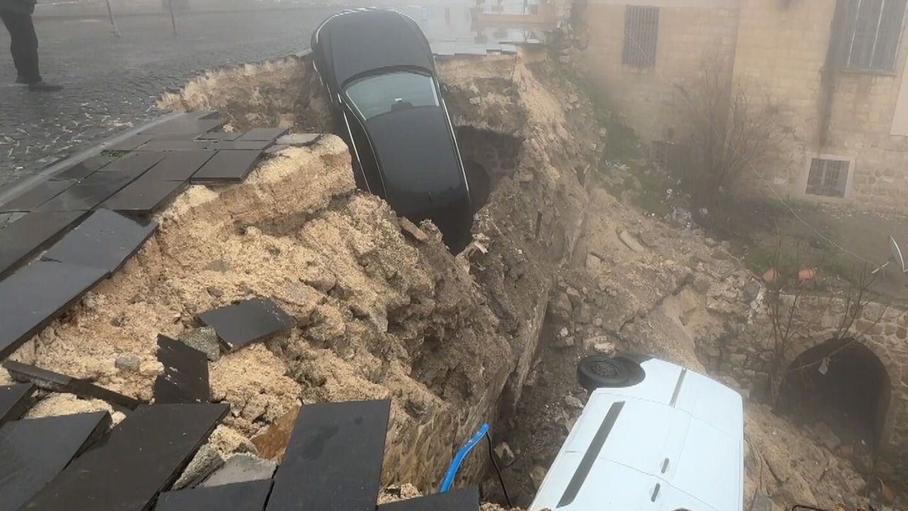 Mardin Artuklu'da feci olay! 2 araç çöken yola düştü - 1. Resim
