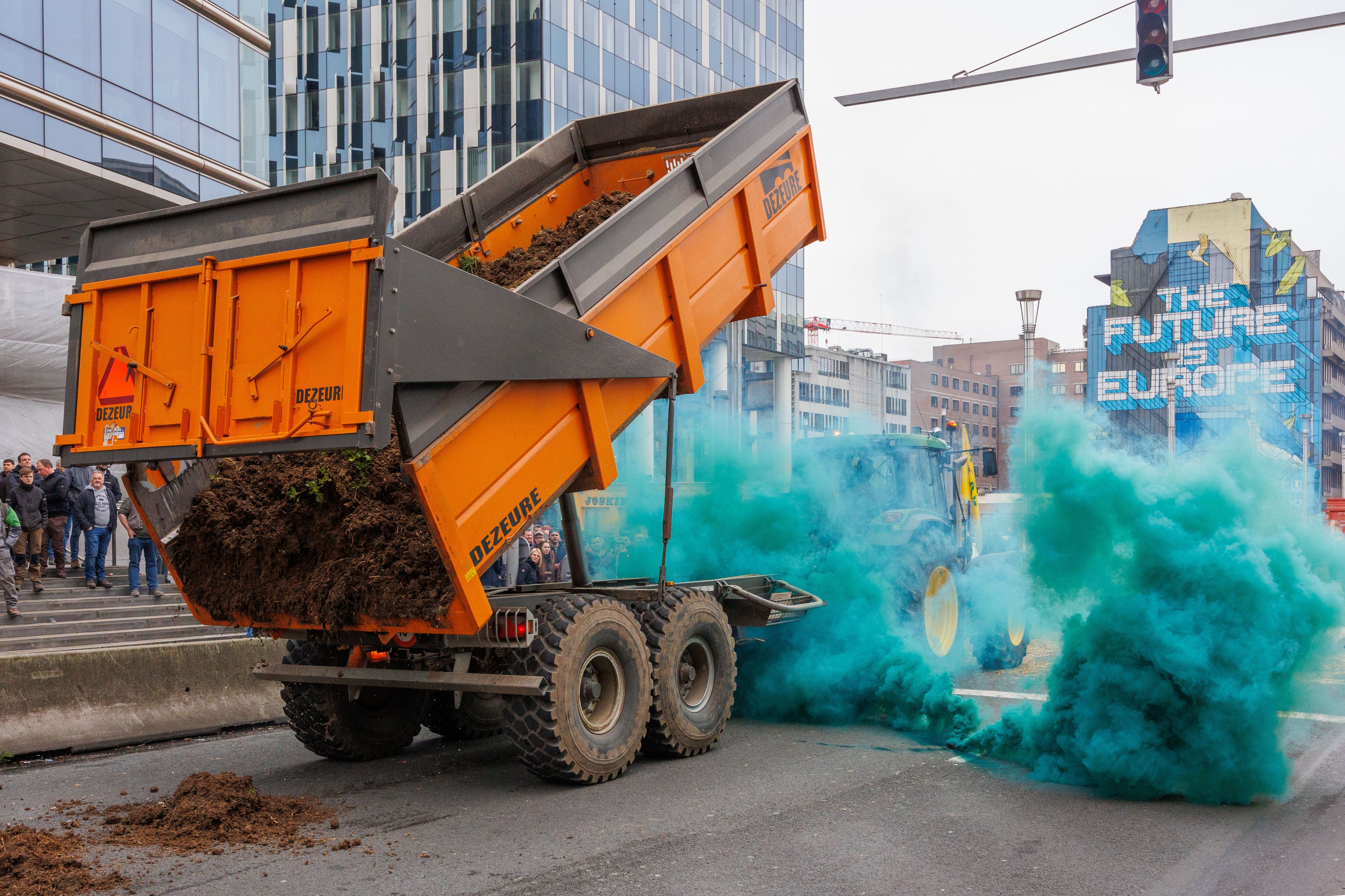 Yolları kapattılar, polise hayvan gübresi sıktılar! Çiftçiler sokakları savaş alanına çevirdi - 2. Resim