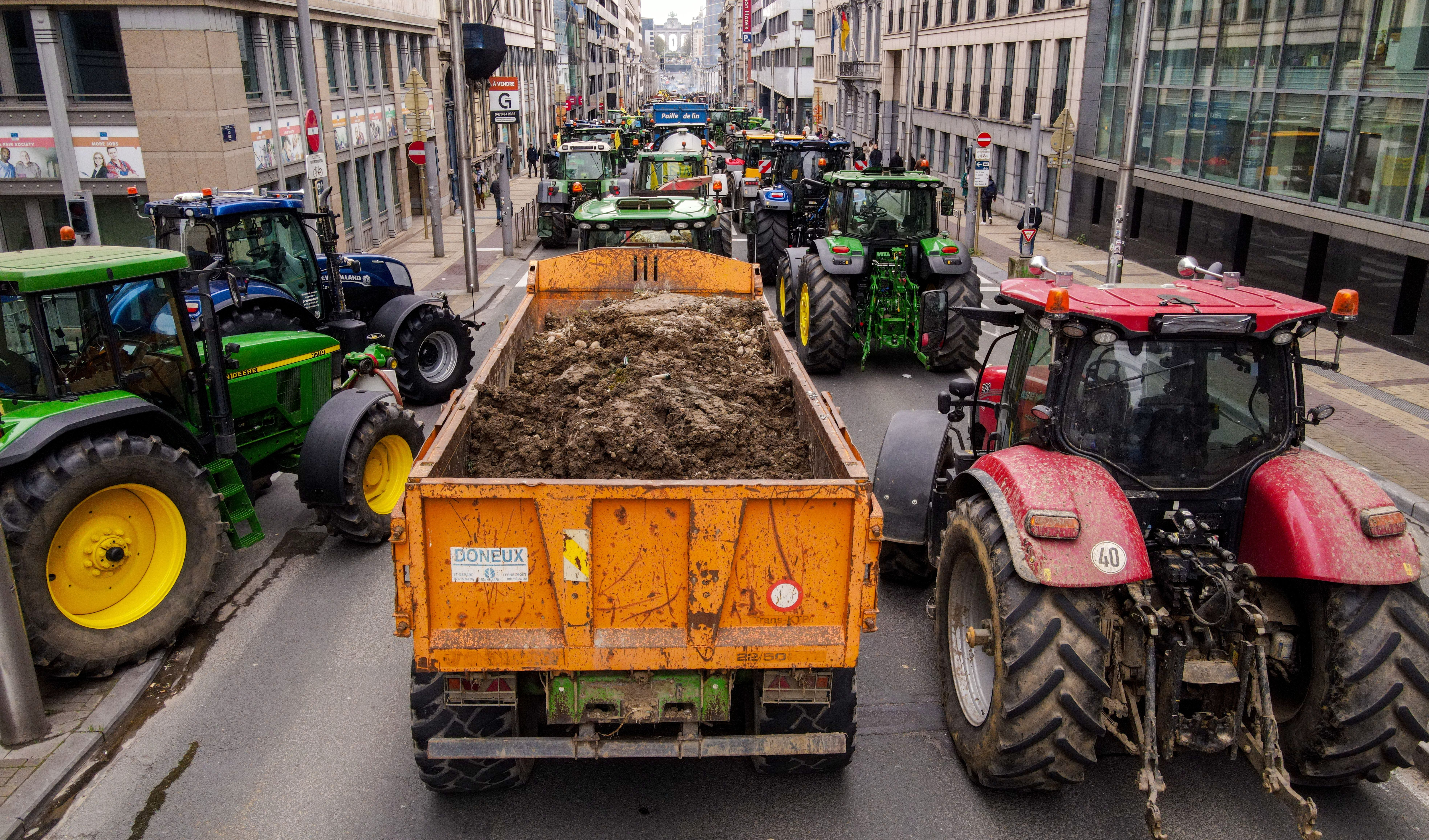 Yolları kapattılar, polise hayvan gübresi sıktılar! Çiftçiler sokakları savaş alanına çevirdi - 1. Resim