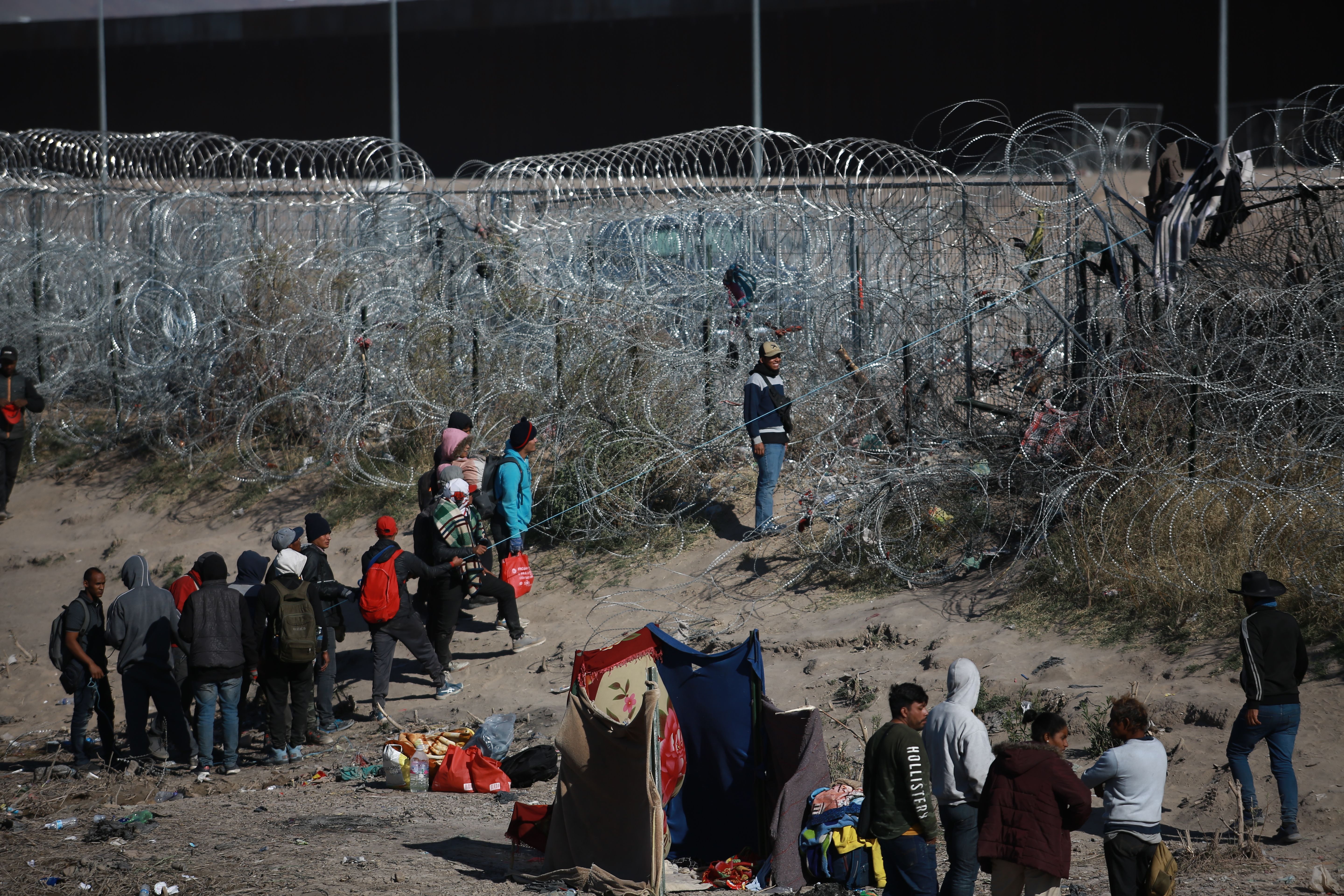 Yüzlerce göçmen, Meksika'dan ABD sınırına ulaşmak için yürüyüşe geçti Yüzlerce göçmen, Meksika'dan ABD sınırına ulaşmak için yürüyüşe geçti - 2. Resim