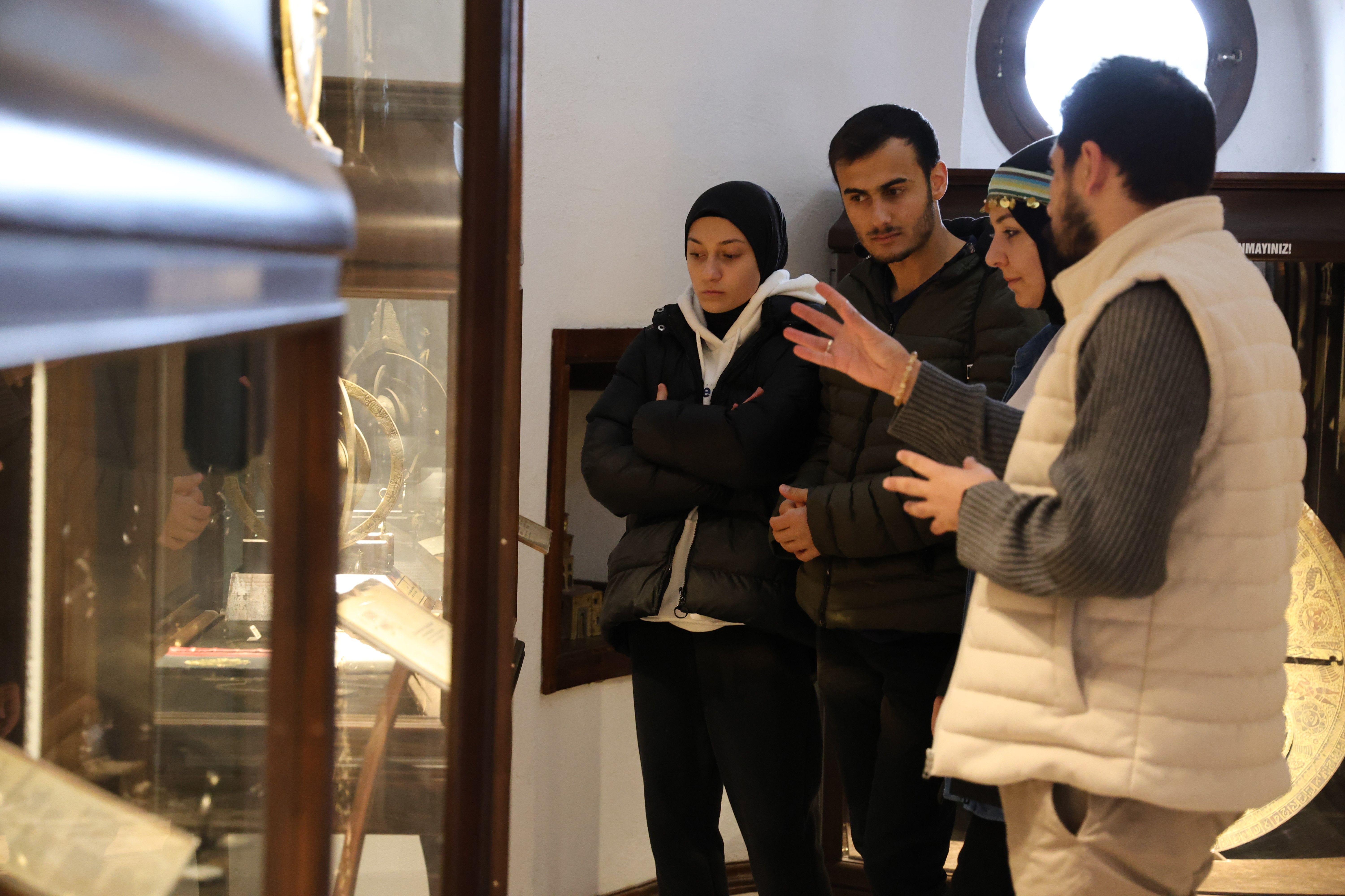 Zaman algınızla oynayan müze! Türkiye’de bir ilk olan Zaman Müzesi turistlerin ilgisini çekiyor Zaman algınızla oynayan müze! Türkiye’de bir ilk olan Zaman Müzesi'ne yoğun ilgi - 1. Resim