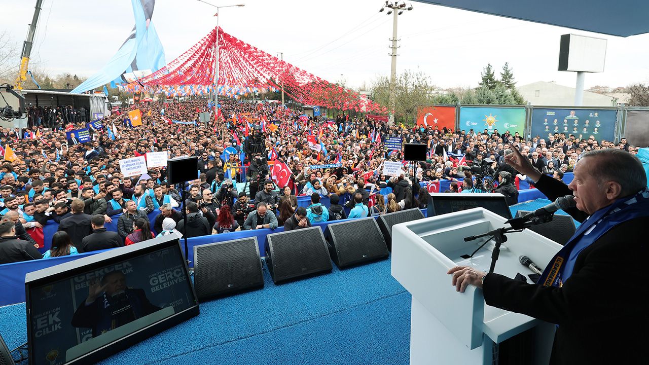 Cumhurbaşkanı Erdoğan'dan Diyarbakır'da dikkat çeken mesajlar: Terörle arasına mesafe koyan herkesle oturur konuşuruz Cumhurbaşkanı Erdoğan'dan Diyarbakır'da dikkat çeken mesajlar: Terörle arasına mesafe koyan herkesle oturur konuşuruz - 2. Resim