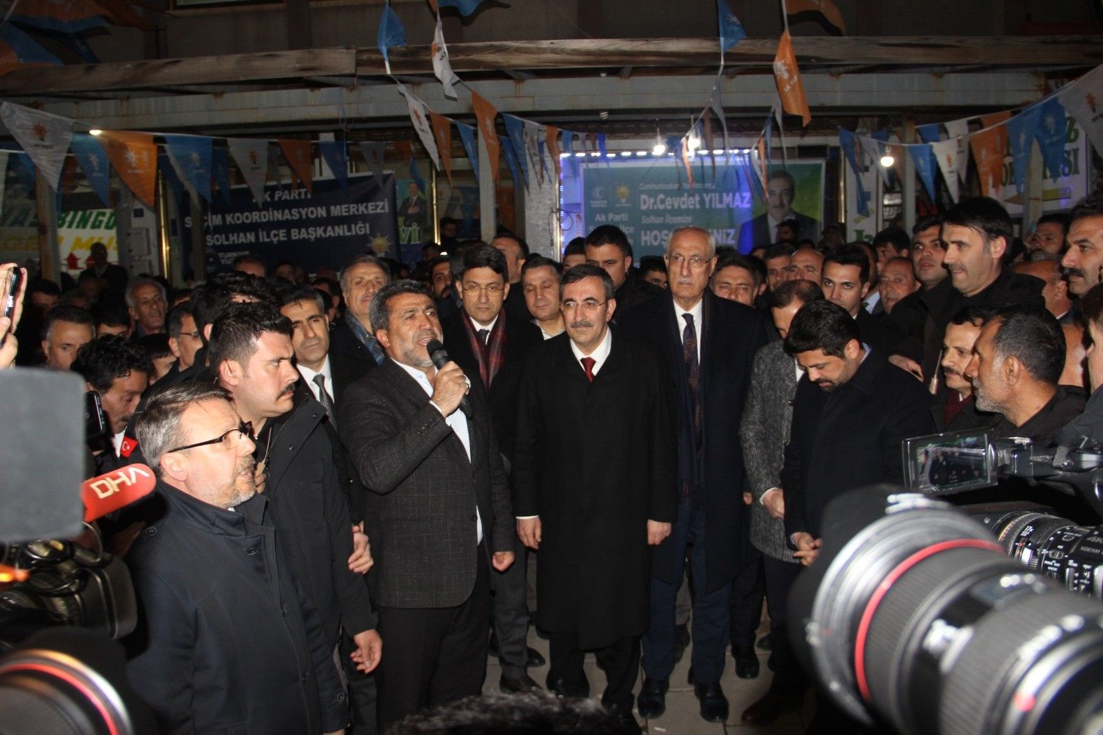 Cumhurbaşkanı Yardımcısı Yılmaz, deprem bölgesinde söz verdi: Yıl sonuna kadar 200 bin konut - 1. Resim