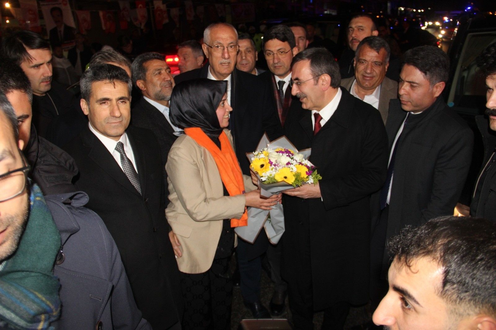 Cumhurbaşkanı Yardımcısı Yılmaz, deprem bölgesinde söz verdi: Yıl sonuna kadar 200 bin konut - 2. Resim