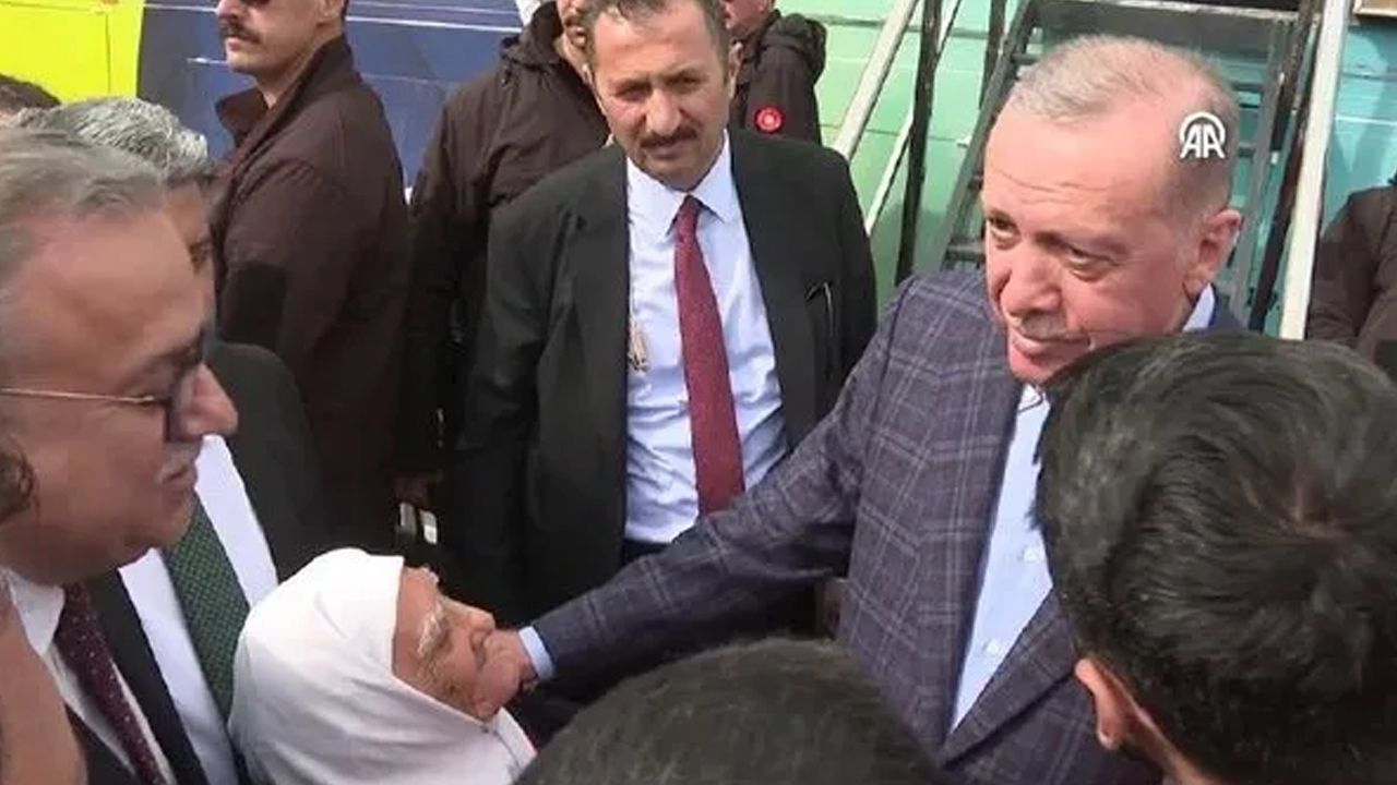 Diyarbakırlı teyzeden Cumhurbaşkanı Erdoğan'a tam destek! 'Sandıkları patlatacağız' Diyarbakırlı teyzeden Cumhurbaşkanı Erdoğan'a tam destek! 'Sandıkları patlatacağız' - 1. Resim