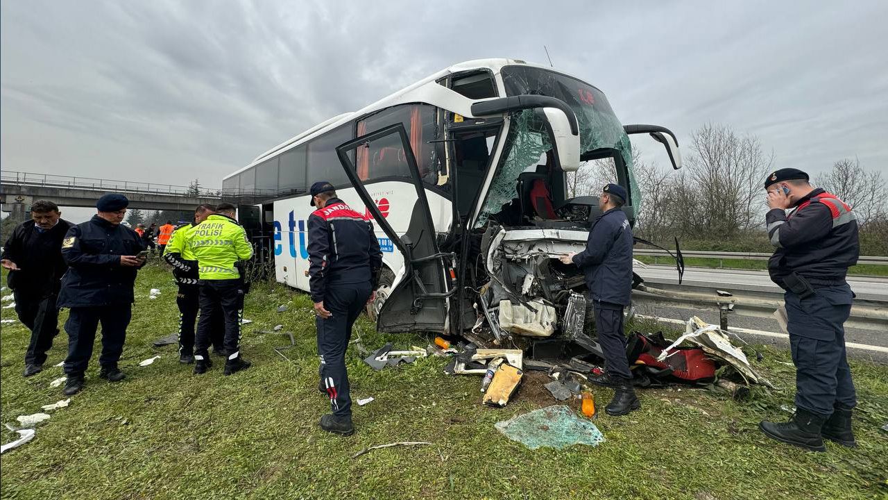 Düzce'de yolcu otobüsü kaza yaptı: Çok sayıda yaralı var - 1. Resim