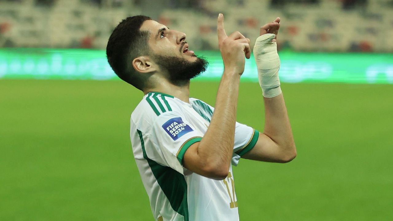 Fenerbahçe'nin eski yıldızı Yassine Benzia'dan jeneriklik gol! Cezayirli oyuncu tribünleri kendinden geçirdi Fenerbahçe'nin eski yıldızı Yassine Benzia'dan jeneriklik gol! Cezayirli oyuncu tribünleri kendinden geçirdi - 1. Resim