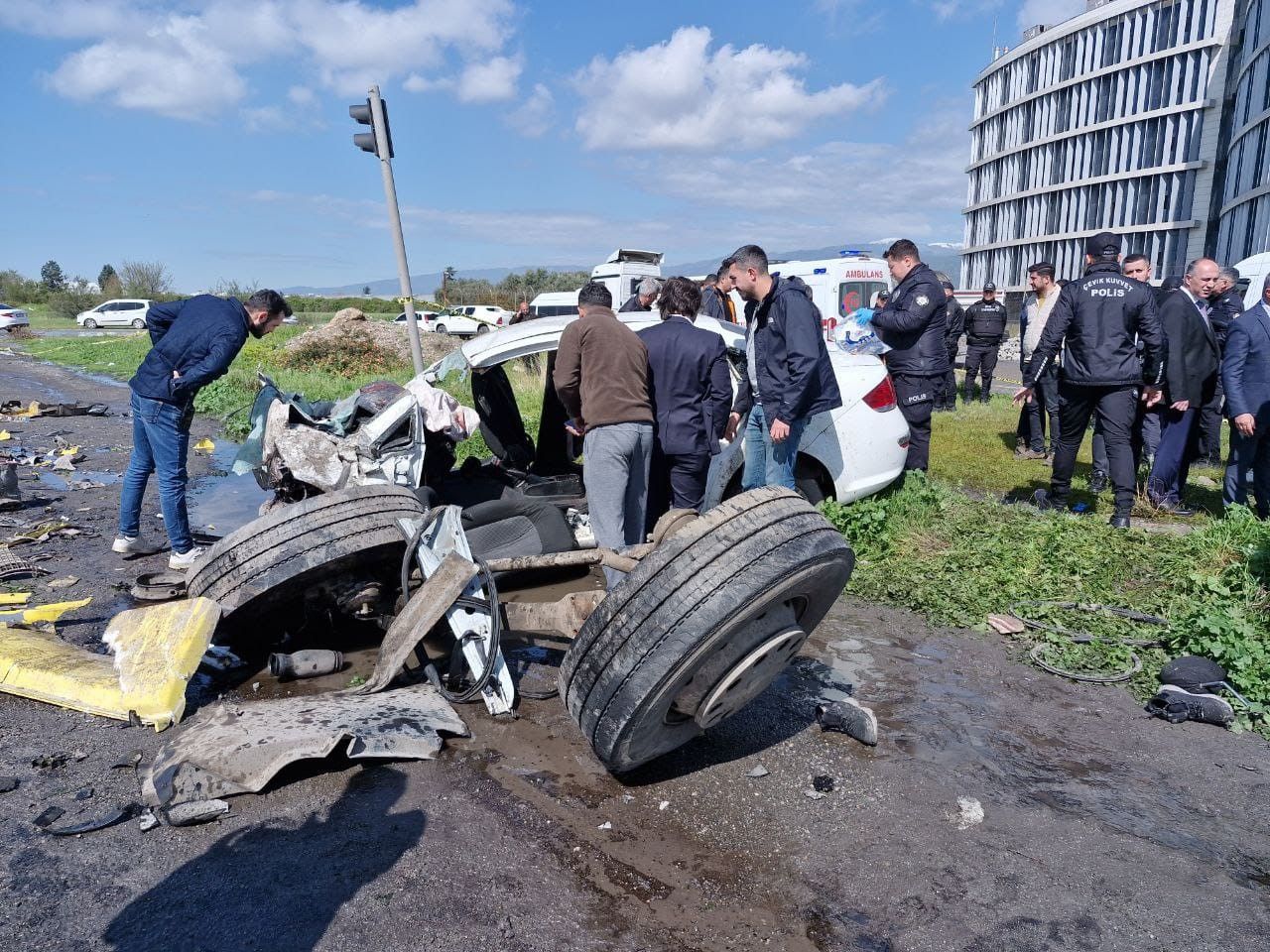 Katliam gibi kazada ölen 6 kişilik aileye son görev: Ecrin ve annesi aynı mezara gömüldü Katliam gibi kazada ölen 6 kişilik aileye son görev: Ecrin ve annesi aynı mezara gömüldü - 1. Resim
