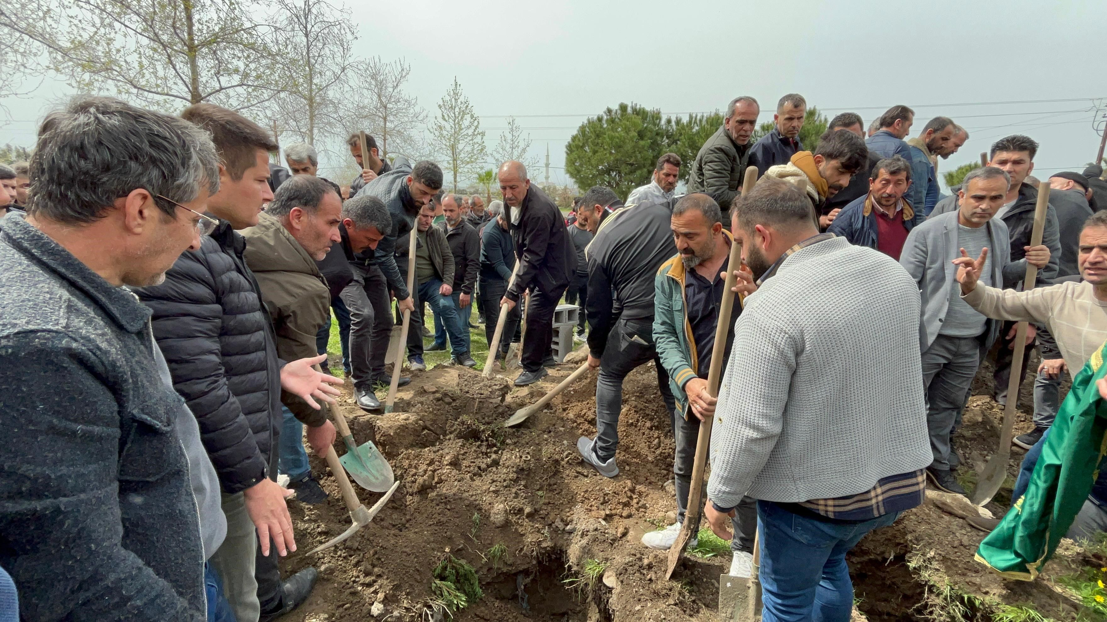 Katliam gibi kazada ölen 6 kişilik aileye son görev: Ecrin ve annesi aynı mezara gömüldü Katliam gibi kazada ölen 6 kişilik aileye son görev: Ecrin ve annesi aynı mezara gömüldü - 4. Resim