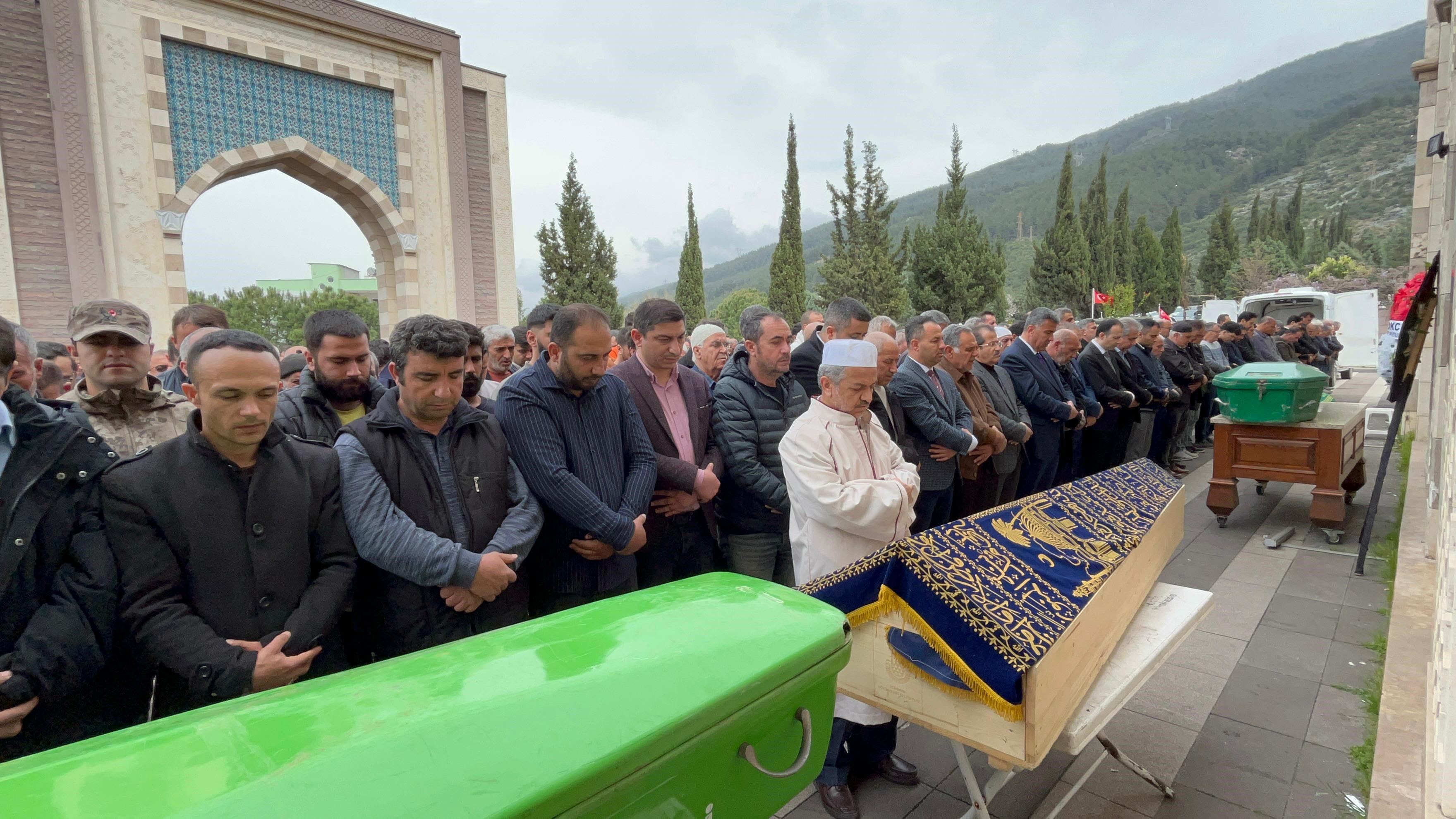 Katliam gibi kazada ölen 6 kişilik aileye son görev: Ecrin ve annesi aynı mezara gömüldü Katliam gibi kazada ölen 6 kişilik aileye son görev: Ecrin ve annesi aynı mezara gömüldü - 3. Resim