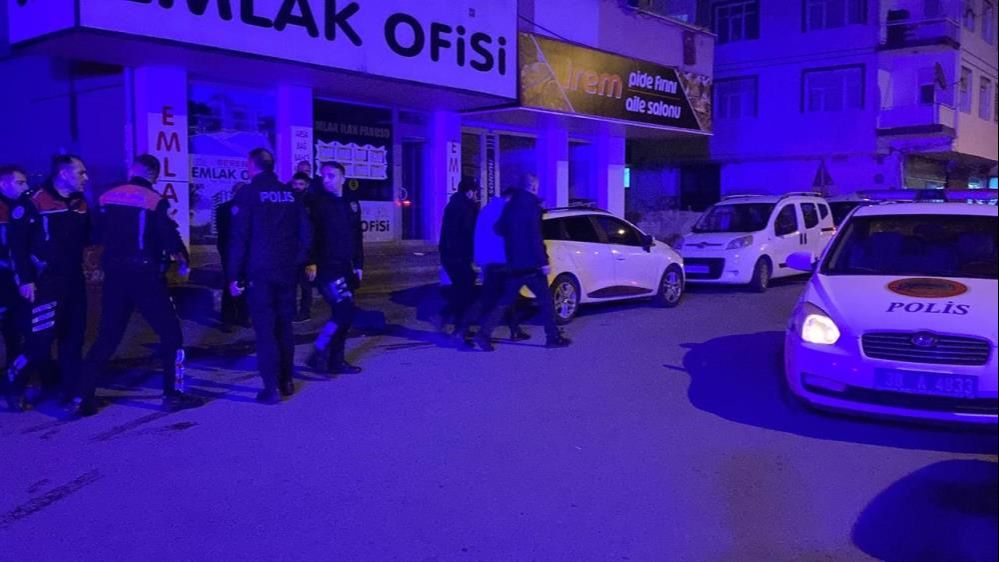 Kayseri'de sıcak saatler! Önce polise bıçak çekti, sonra apartmanı kapadı - 2. Resim
