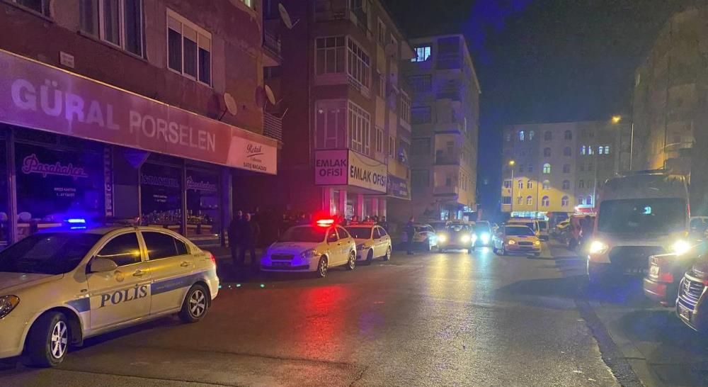 Kayseri'de sıcak saatler! Önce polise bıçak çekti, sonra apartmanı kapadı - 3. Resim