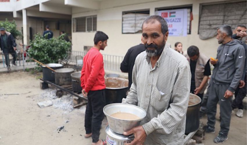 Sadakataşı Gazze&rsquo;de g&uuml;nde 10 bin kişiye iftar veriyor - 1. Resim