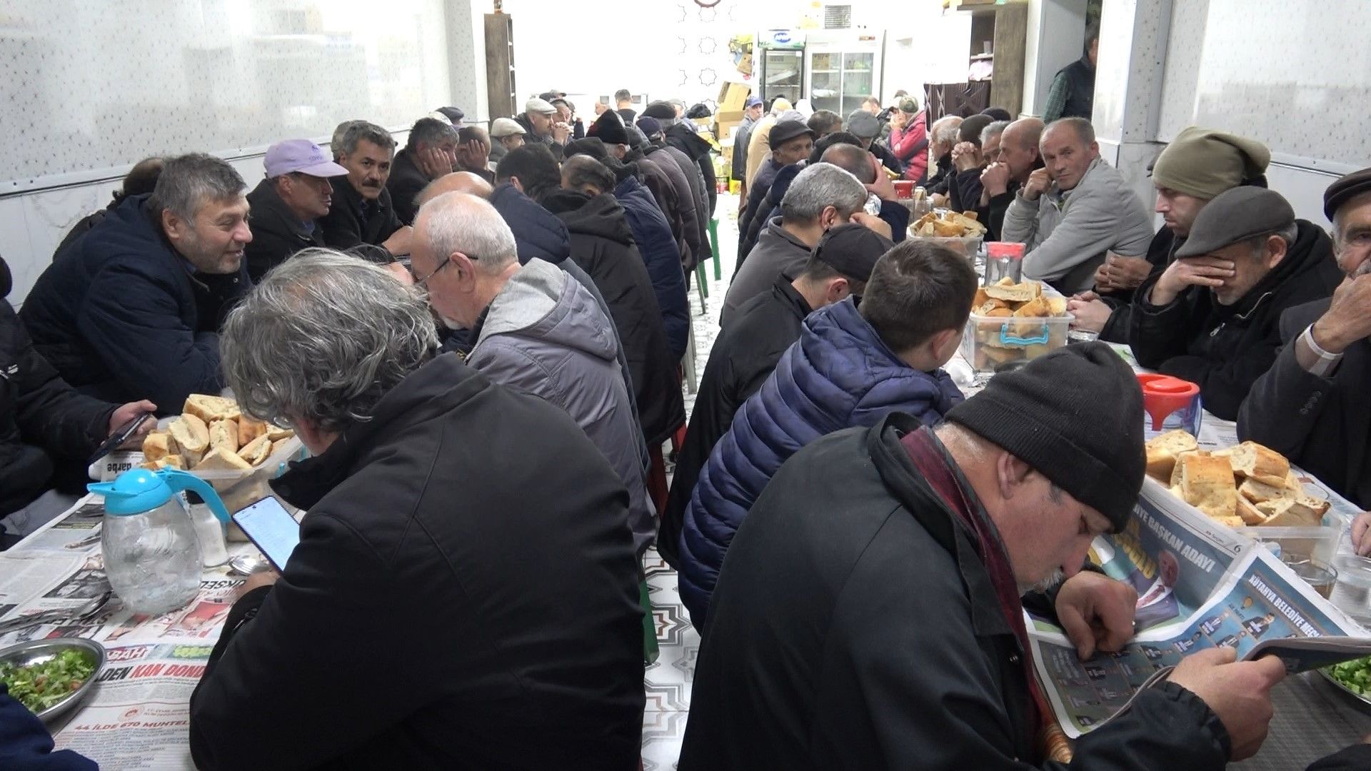 Yarım asırdır lokantasında askıda iftar veriyor! Her gün 300 kişi orucunu açıyor Yarım asırdır lokantasında askıda iftar veriyor! Her gün 300 kişi orucunu açıyor - 1. Resim