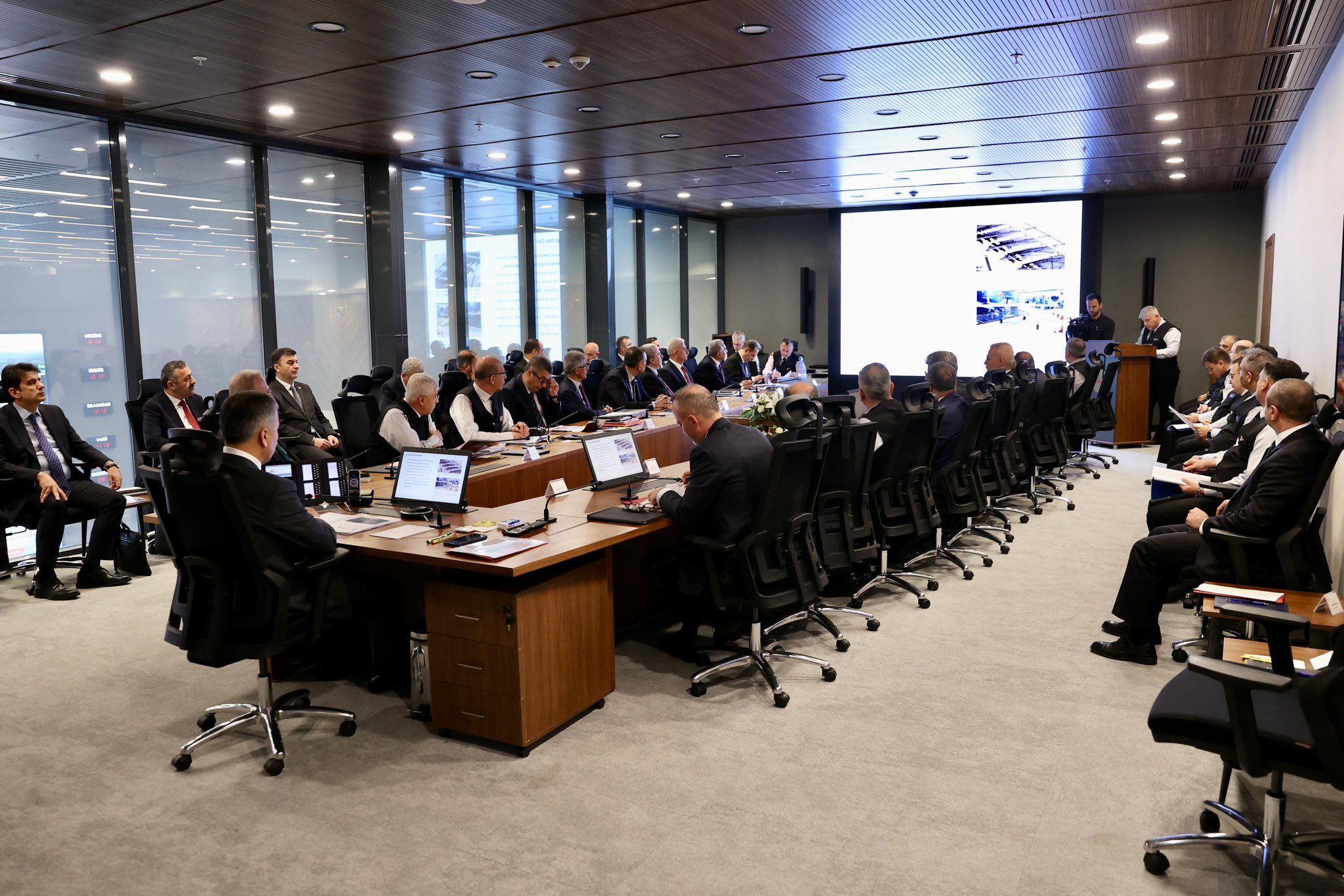 Bakanlıkta güvenlik zirvesi! 3 ayda suç örgütlerine ve teröre büyük darbe indirildi Bakanlıkta güvenlik zirvesi! 3 ayda suç örgütlerine ve teröre büyük darbe indirildi - 1. Resim