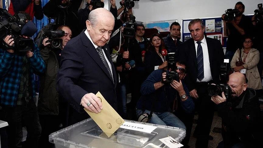 Devlet Bahçeli yerel seçimde oyunu Ankara'da Anıttepe Ortaokulu'nda kullanacak - 1. Resim