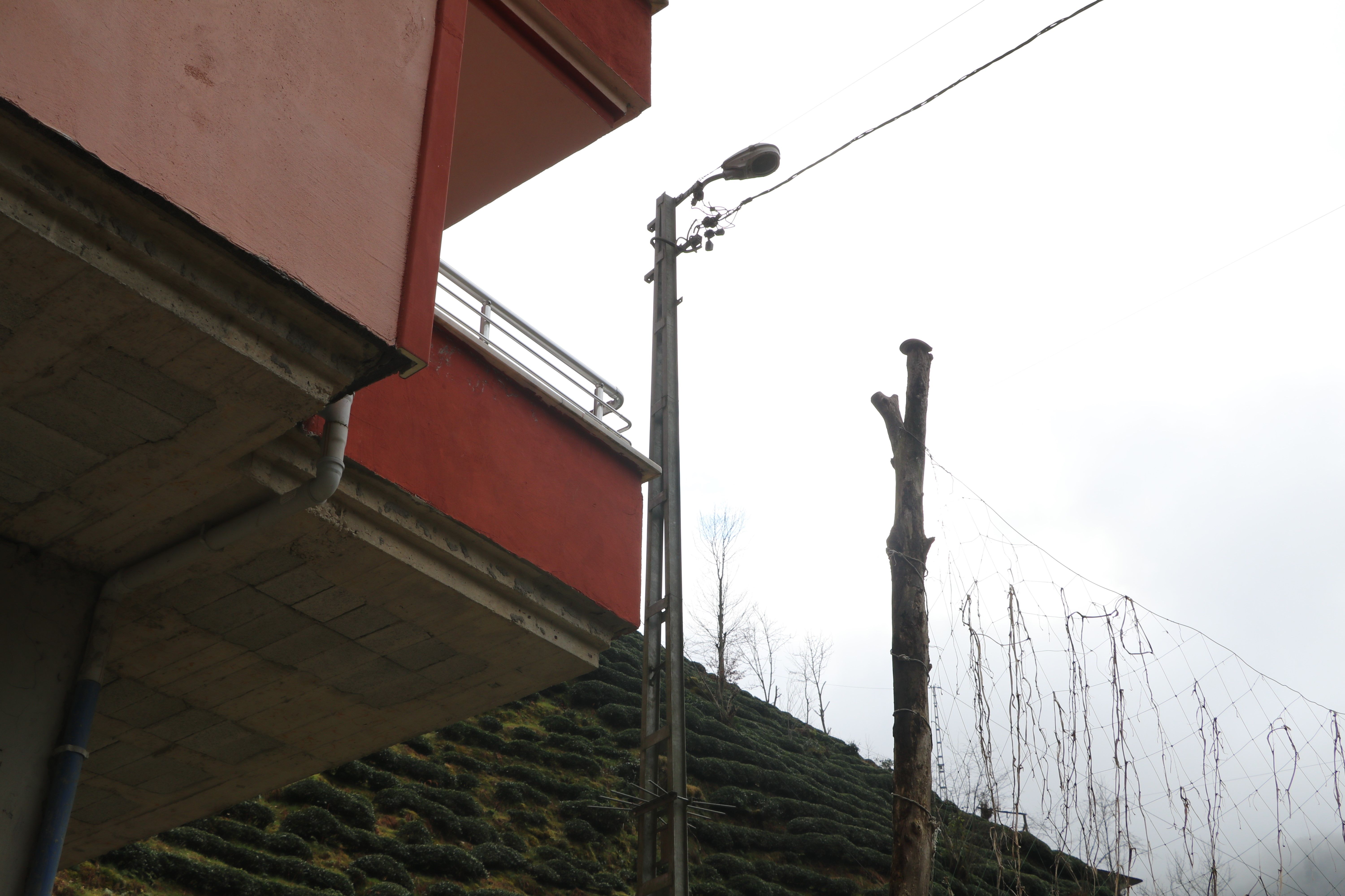 Elektrik direği köylüye dert oldu: Başında nöbet tutuyorlar Elektrik direği köylüye dert oldu: Başında nöbet tutuyorlar - 4. Resim