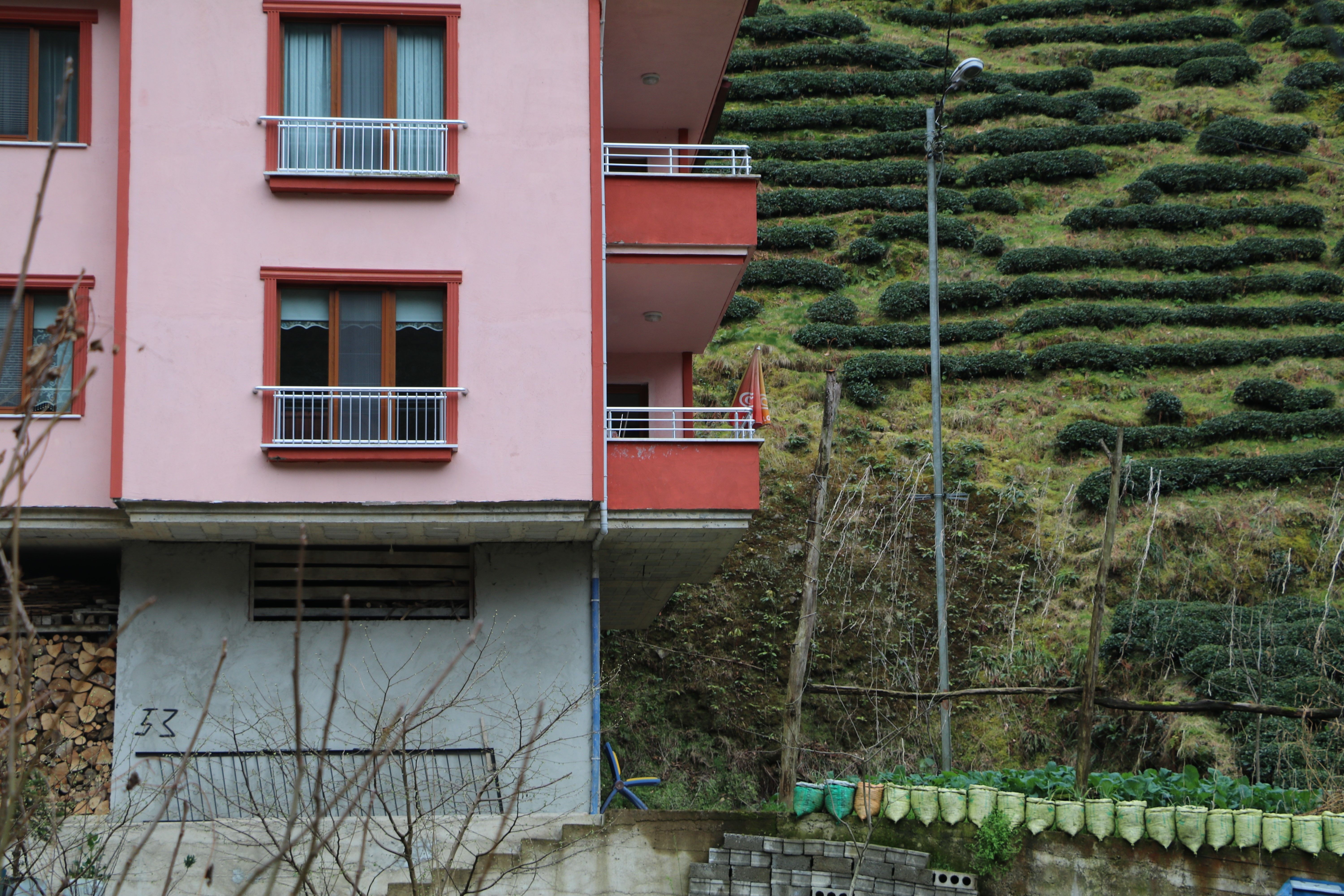 Elektrik direği köylüye dert oldu: Başında nöbet tutuyorlar Elektrik direği köylüye dert oldu: Başında nöbet tutuyorlar - 5. Resim