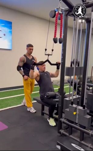 Mesut Özil gazı aldı bir kere! Son haliyle ağızları bırakan Özil Plevne Marşı'yla kas yapıyor Mesut Özil gazı aldı bir kere! Son haliyle ağızları bırakan Özil Plevne Marşı'yla kas yapıyor - 2. Resim